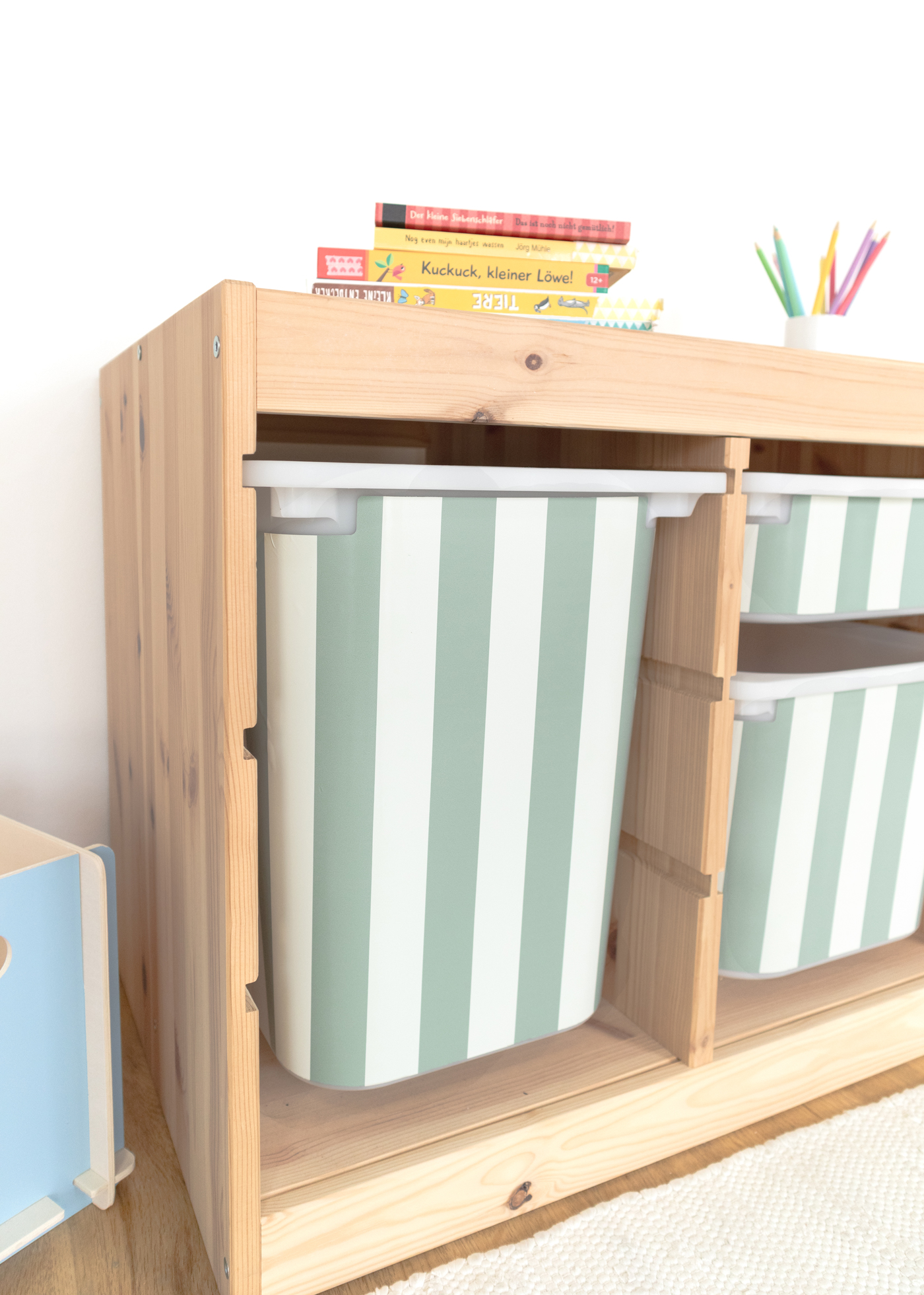 Klebefolie für IKEA TROFAST Regal mit Streifenmuster, selbstklebend Selbstklebende Klebefolie für IKEA TROFAST Regal mit buntem Streifenmuster, leicht anzubringen