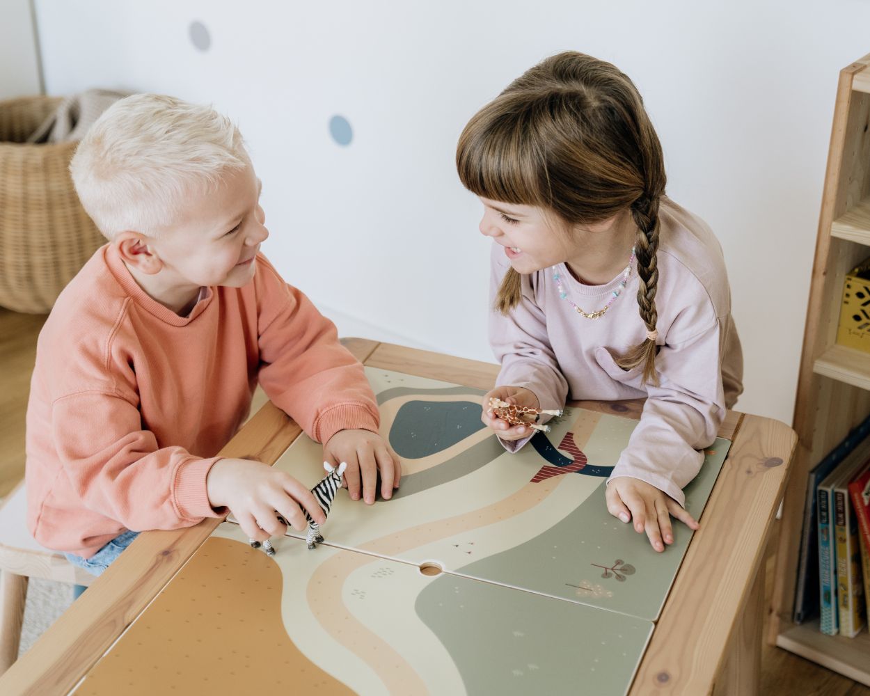 Kinder spielen am IKEA FLISAT Spieltisch Safari Kinder spielen am IKEA FLISAT Spieltisch Safari