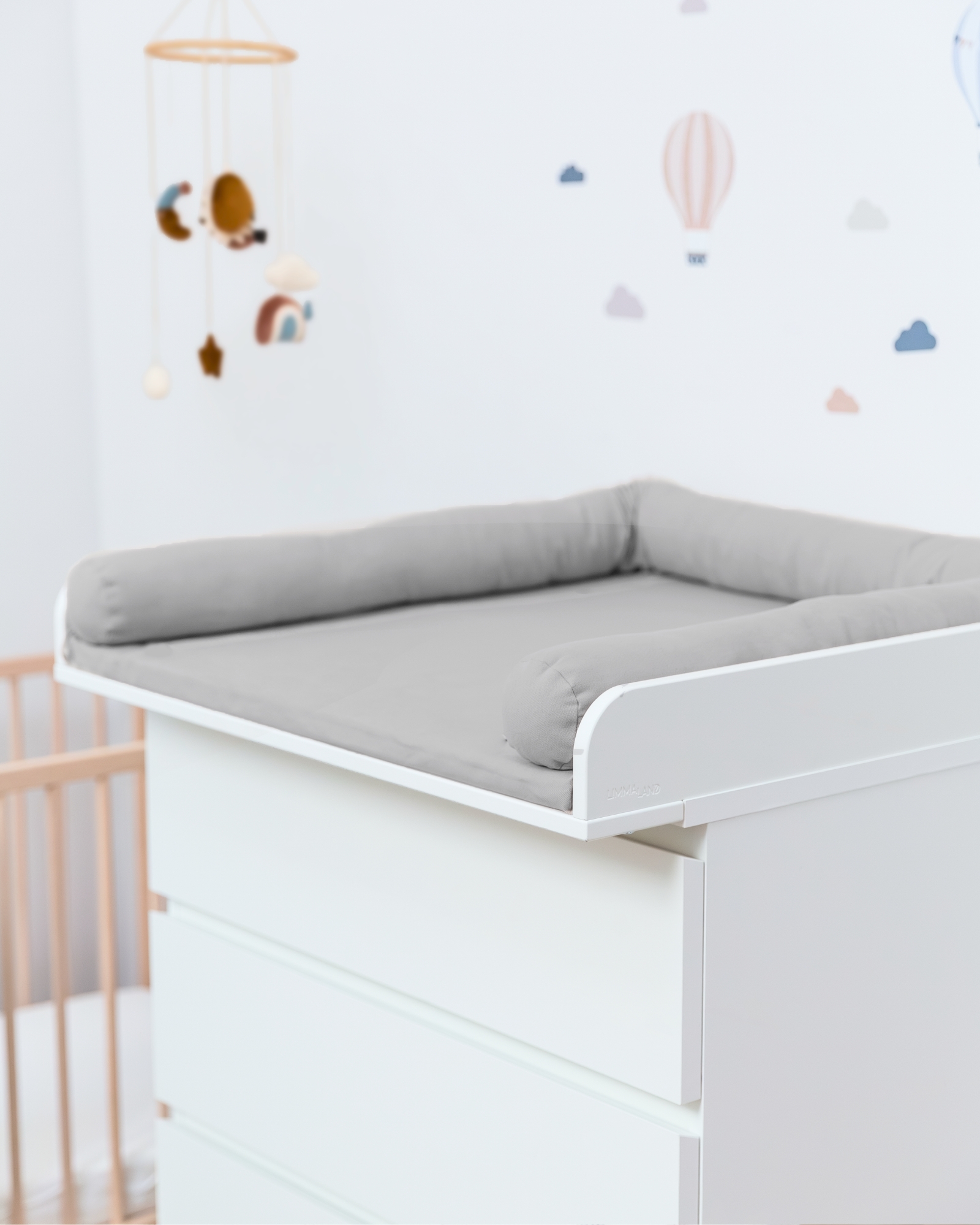 Wickelkommode, Pädiatrie, Baby, graue Matte, weiße Möbel