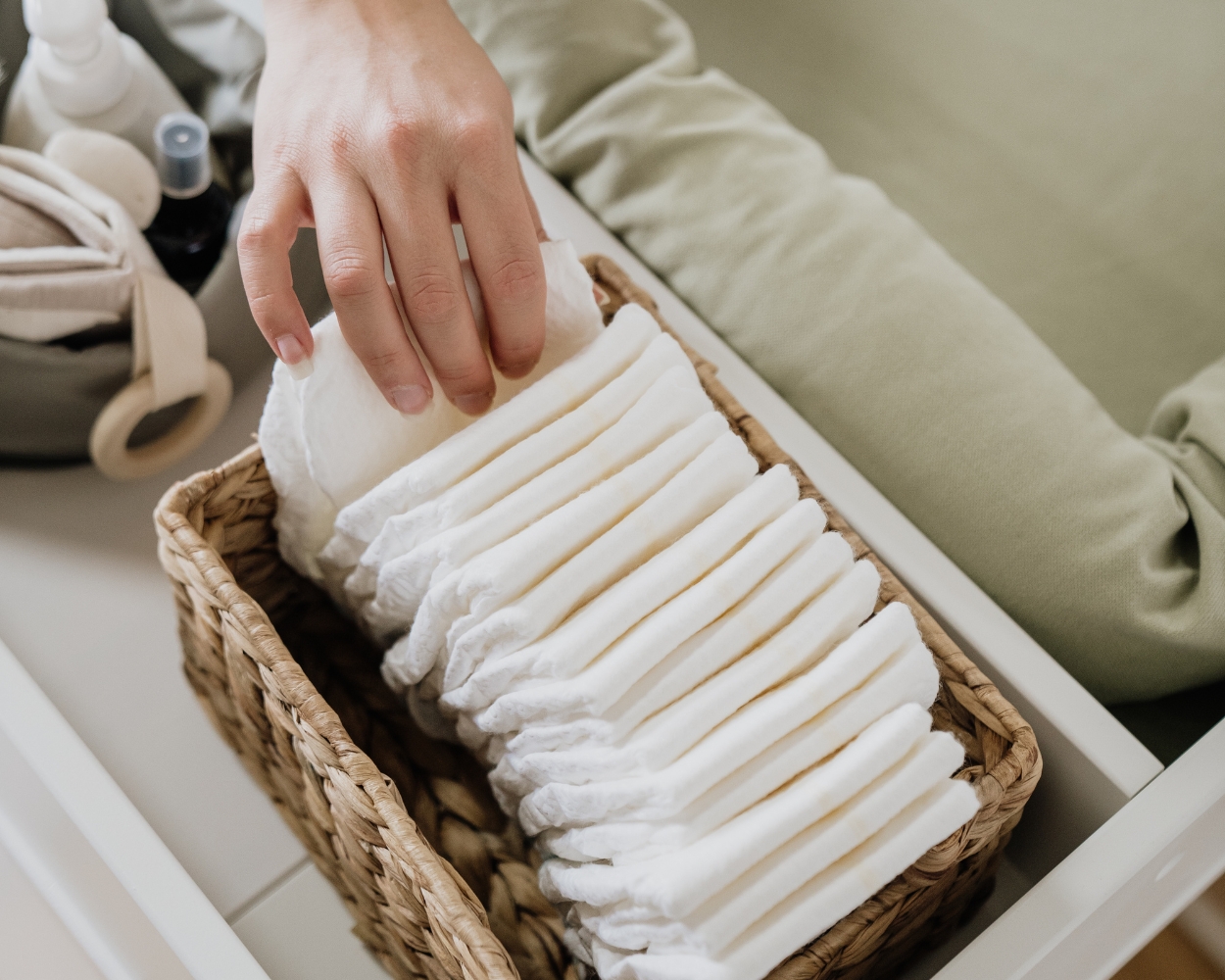 Korb für Windeln an der Wickelkommode Korb für Windeln an der Wickelkommode