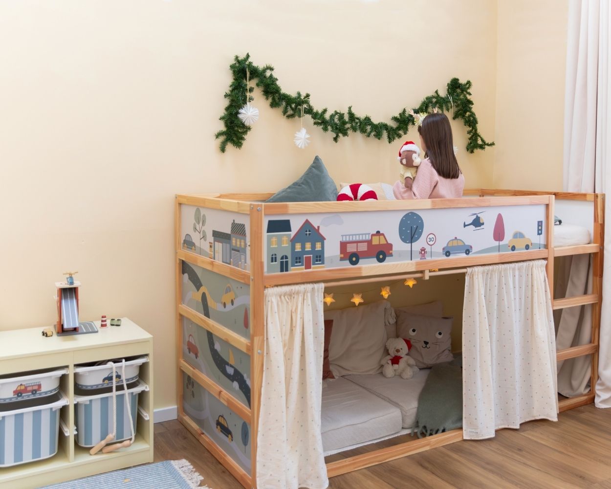 Hochbett, Holzrahmen, Spielbett, Fahrzeugmotiv, Vorhang