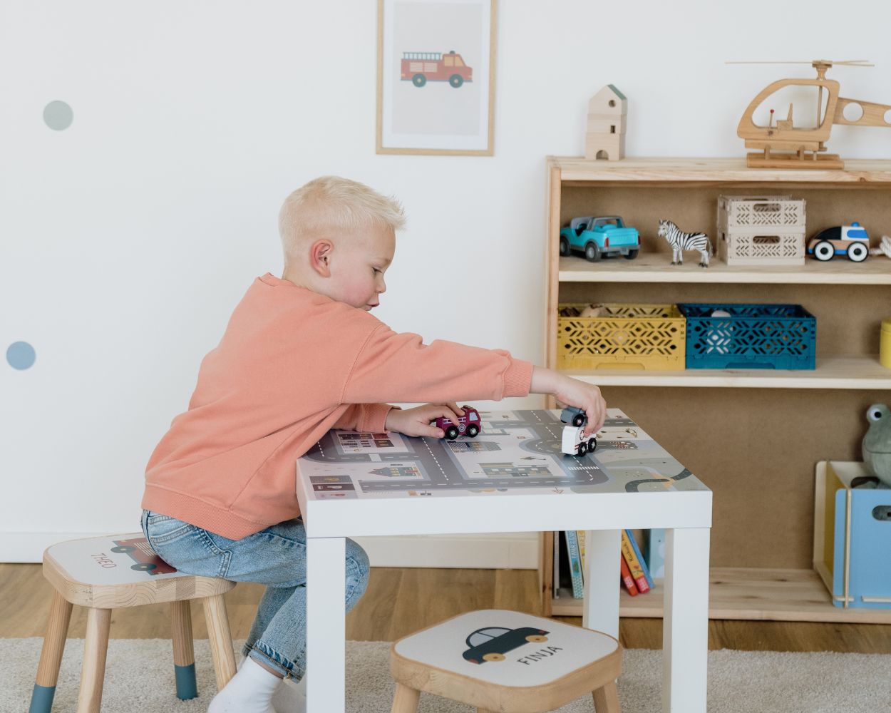 Junge spielt im Kinderzimmer Junge spielt im Kinderzimmer
