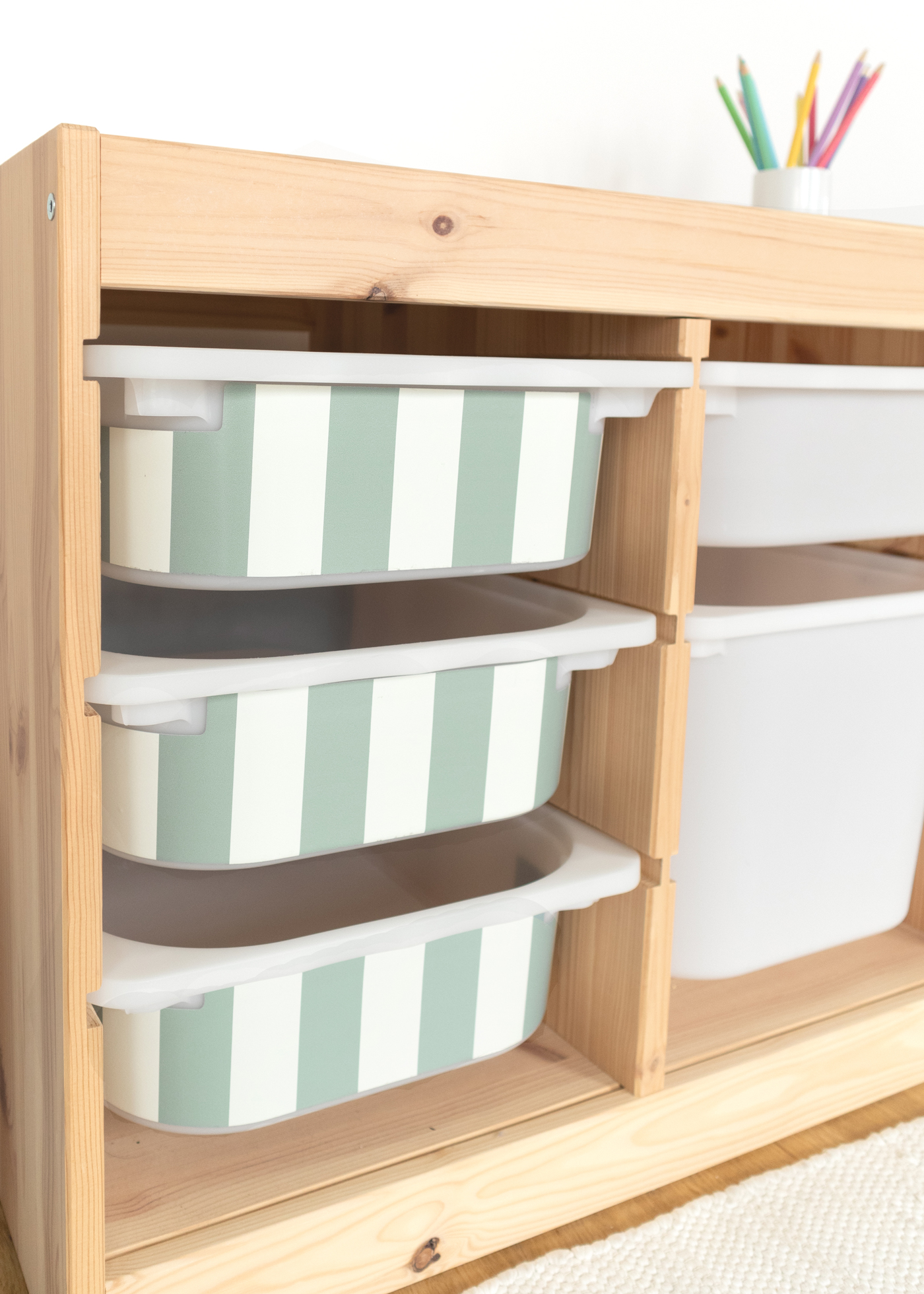Hochwertige Klebefolie für IKEA TROFAST Box Hochwertige Klebefolie für IKEA TROFAST Box mit buntem Streifenmuster, langlebig und attraktiv