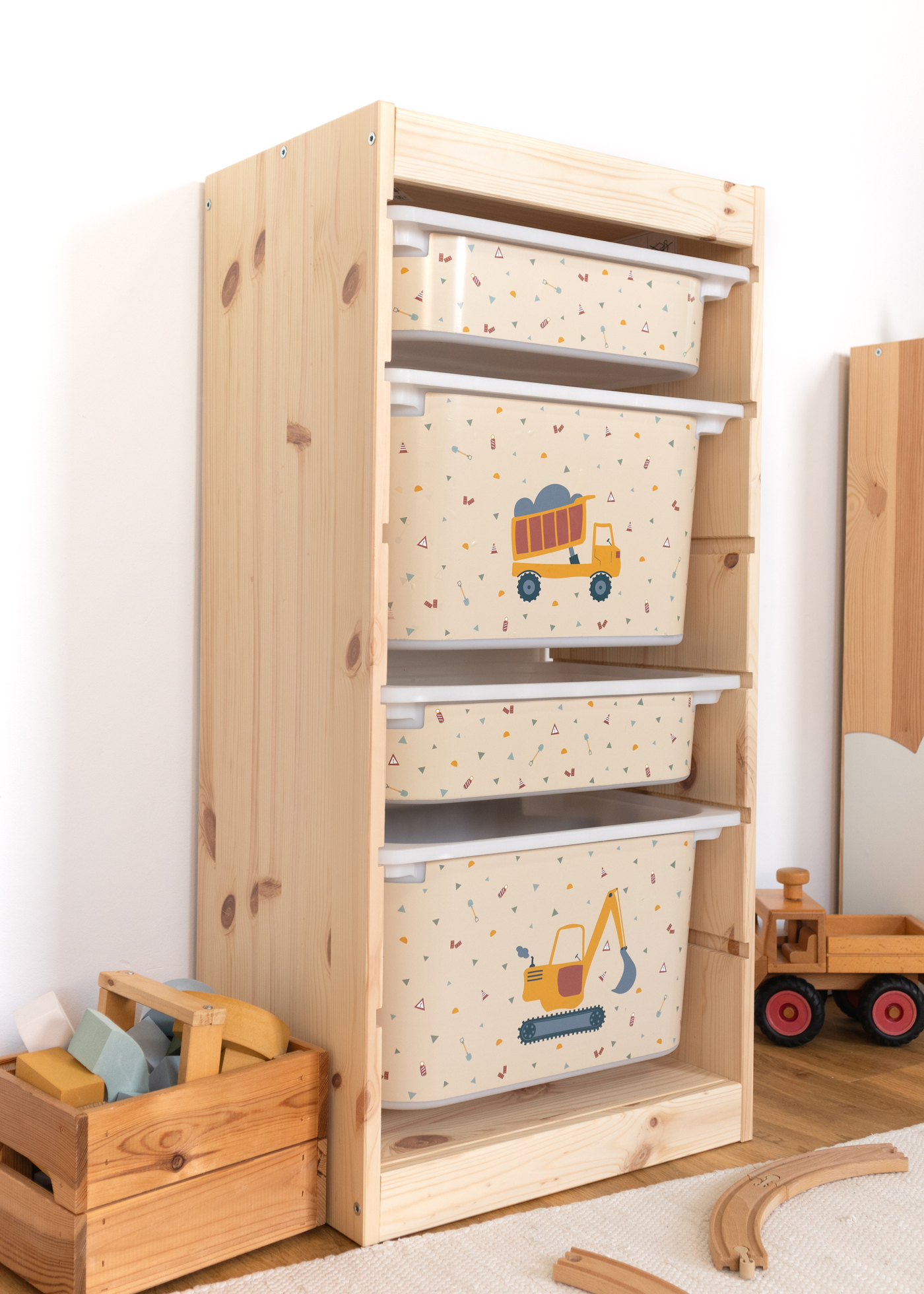 Kindgerechte Kipplader-Aufbewahrungsbox im Regal IKEA TROFAST Regal mit kleiner Box mit Kipplader-Motiv.