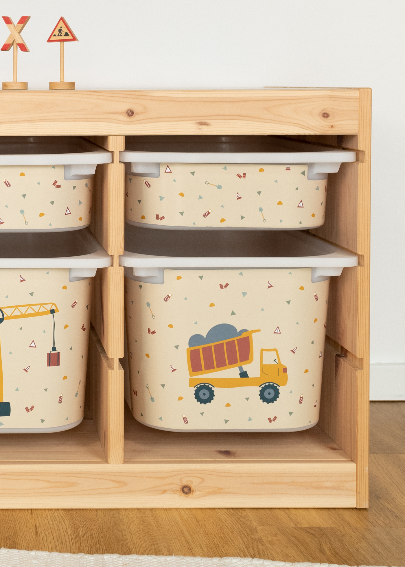 Kinder-Aufbewahrungsbox mit Kipplader-Design Kinder-Aufbewahrungsbox mit Kipplader im IKEA TROFAST Regal.