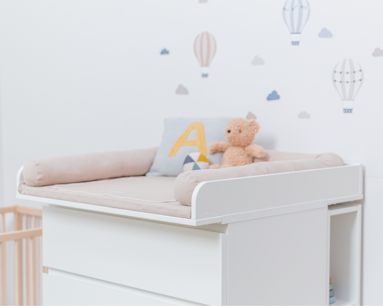 Kinderbett, Babybettauflage, Weißes Möbelstück, Kissen, Plüschtier