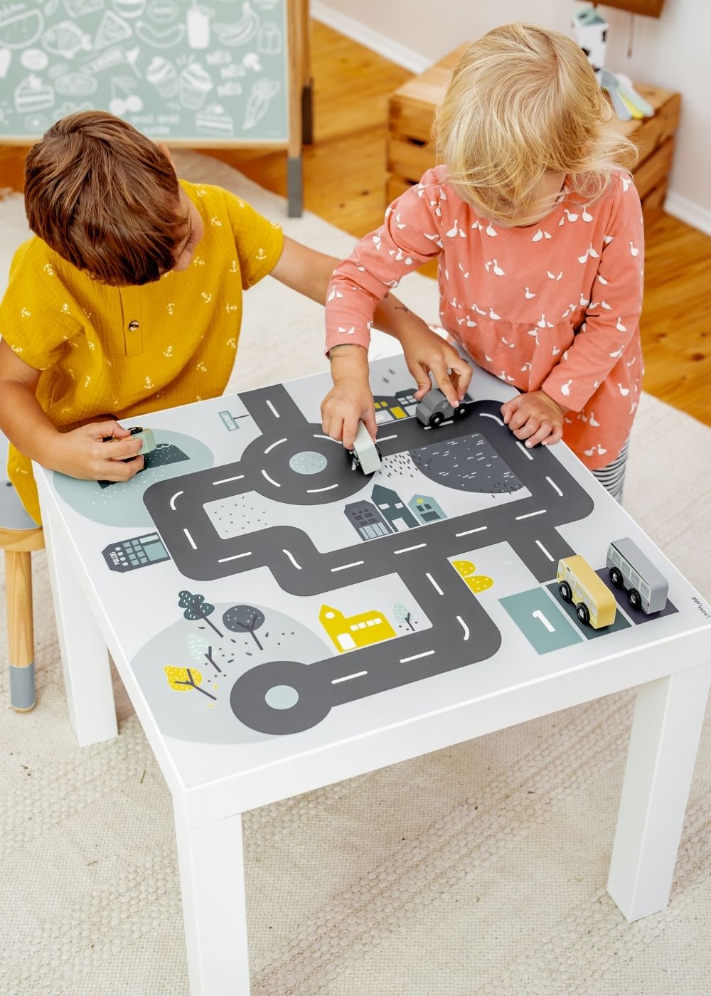 Spielende Kinder am Kindertisch Spielende Kinder am Kindertisch