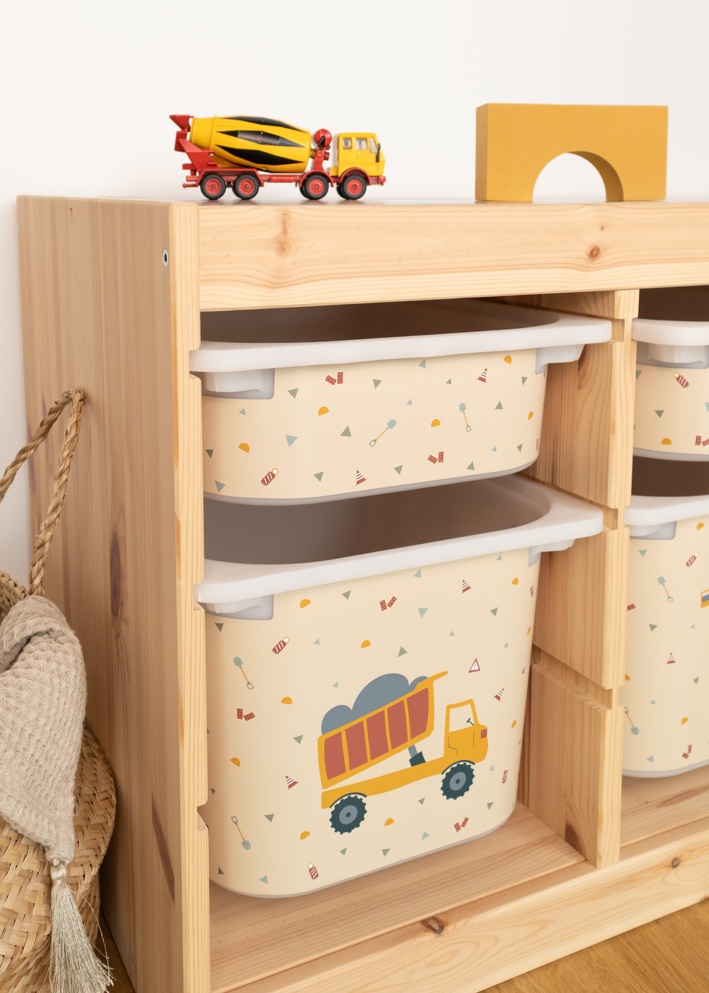 IKEA TROFAST Regal mit Kipplader-Box IKEA TROFAST Regal mit Kipplader-Motiv auf beiger Aufbewahrungsbox.