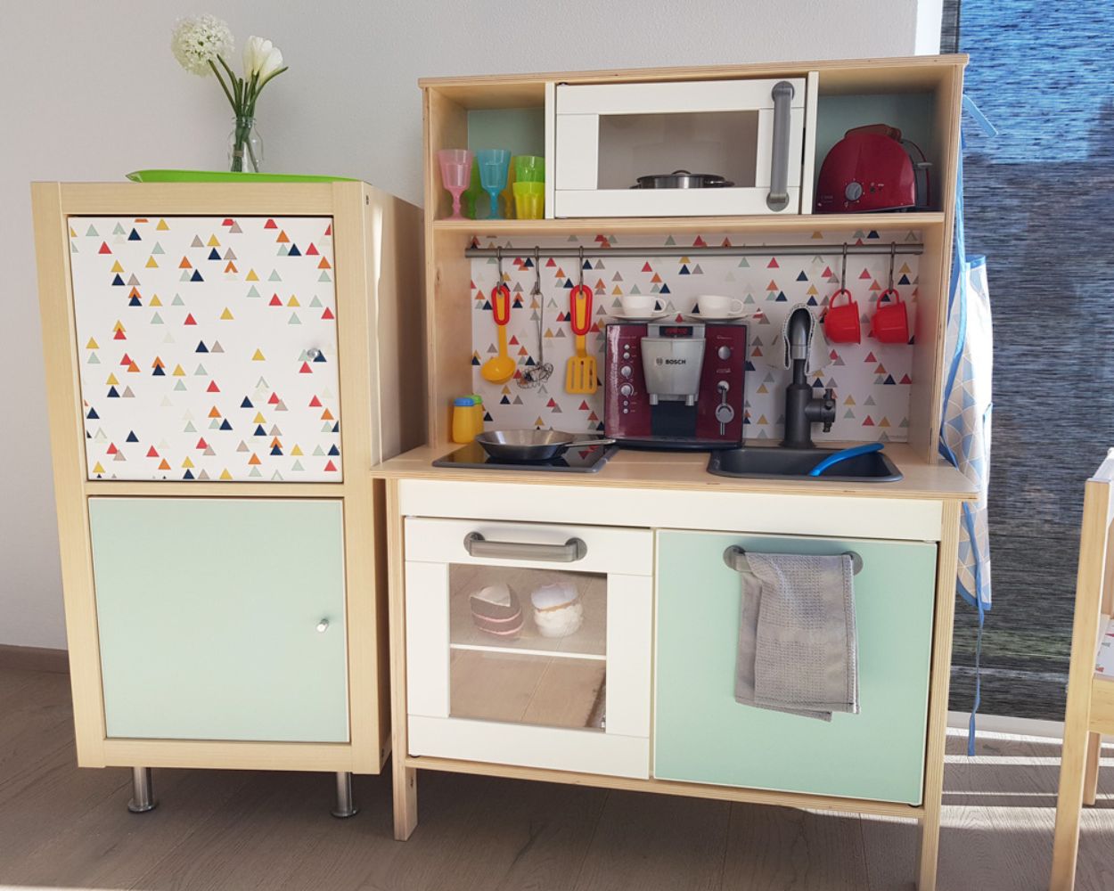Kühlschrank für die Kinderküche mit Meterware