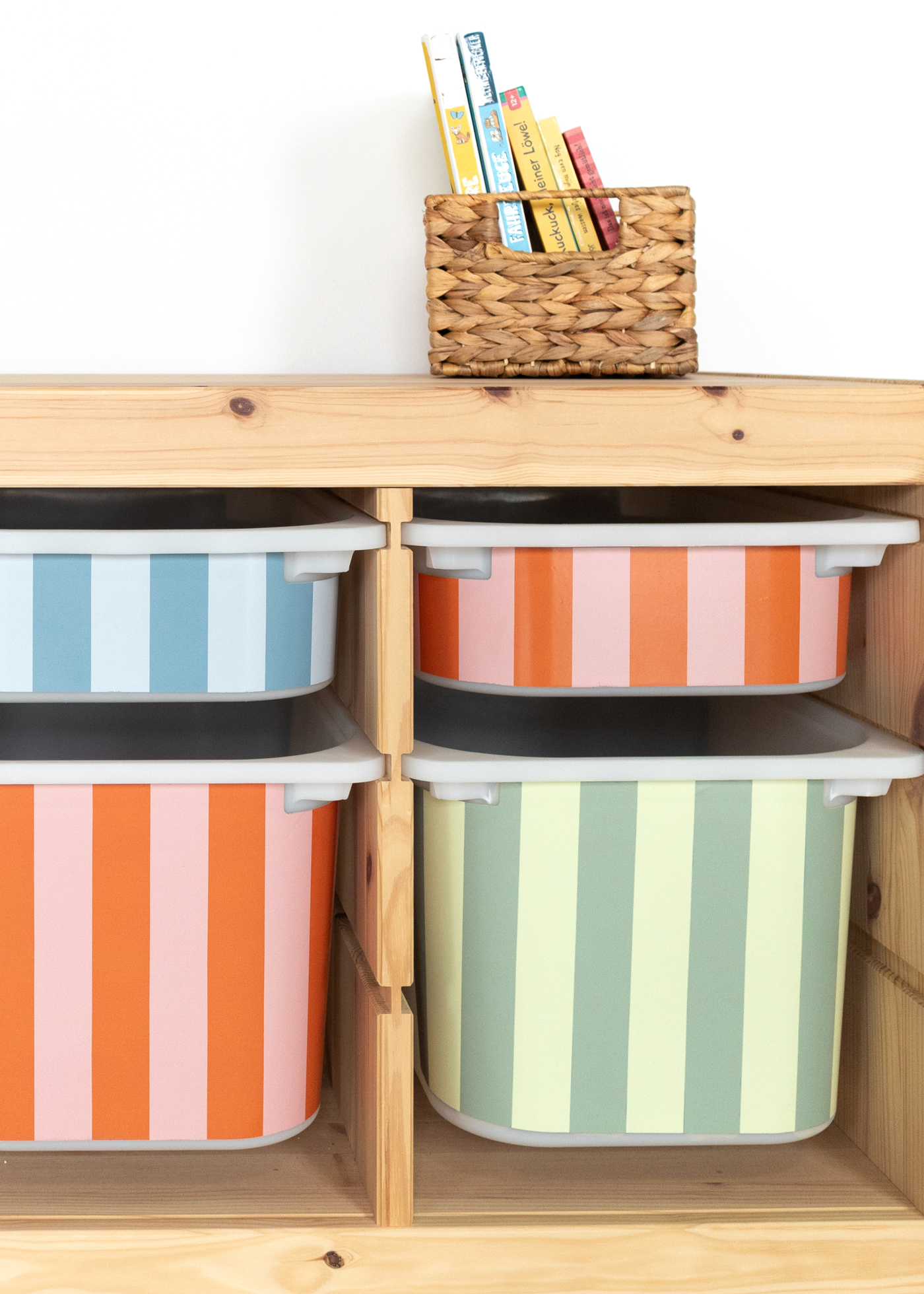 Bunt gestreifte Klebefolien für das IKEA TROFAST Regal Bunte Klebefolie mit Streifenmuster für IKEA TROFAST Boxen