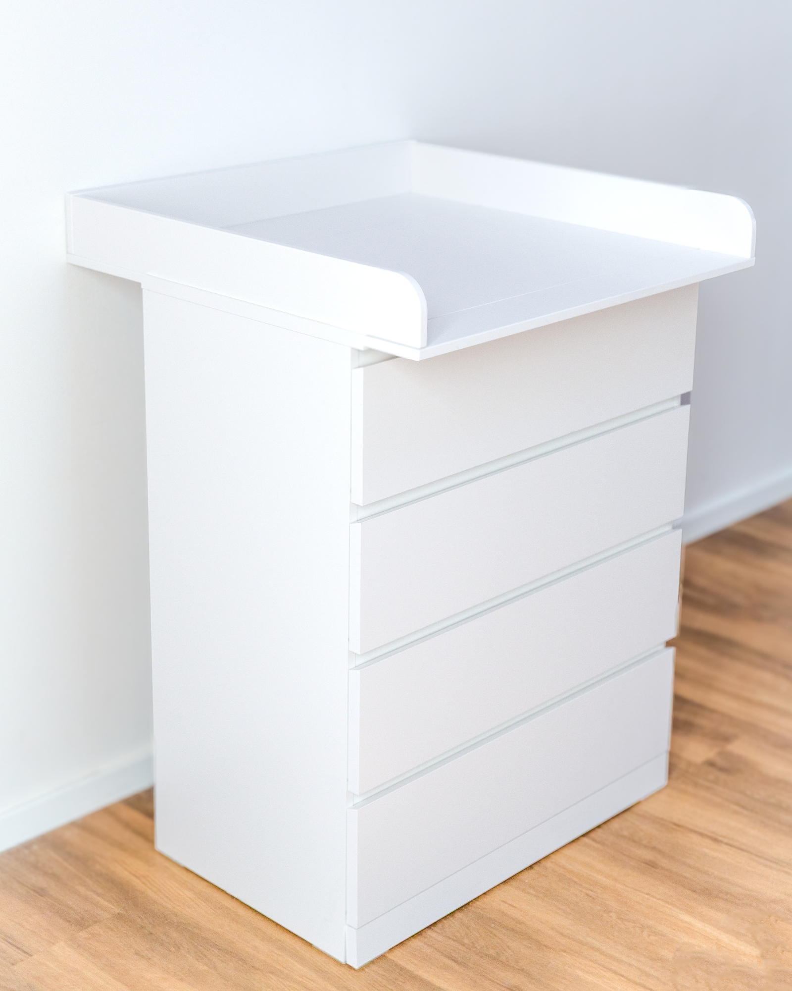 kommode, weiße schublade, kleines sideboard, hohe schubladen, holzboden