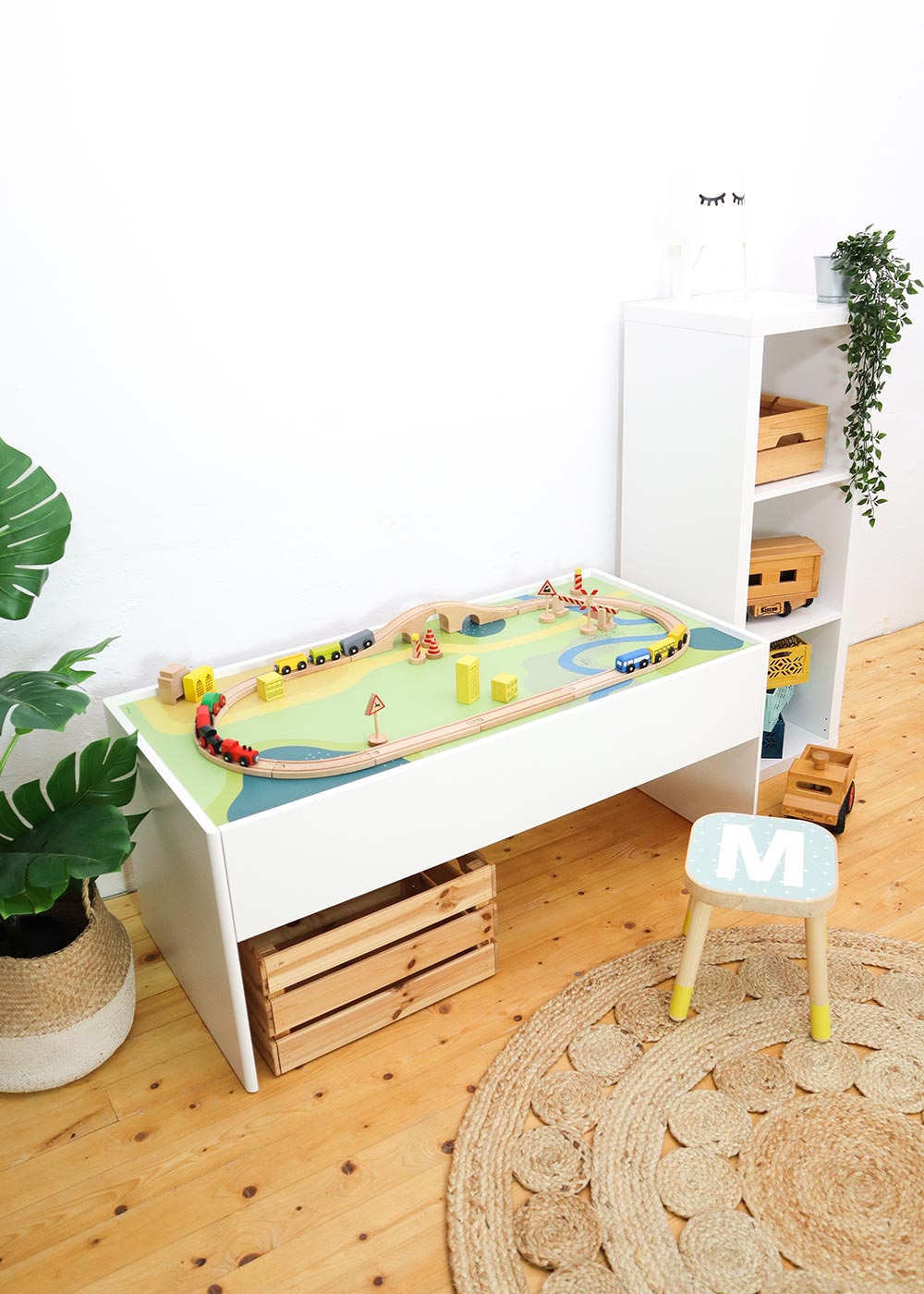 Ikea Dundra Spieltisch Spielwiese Frontansicht schräg oben