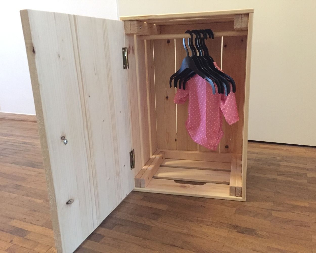 Puppenschrank selber bauen Innenansicht Construire soi-même une armoire de poupée à partir d'une boîte IKEA