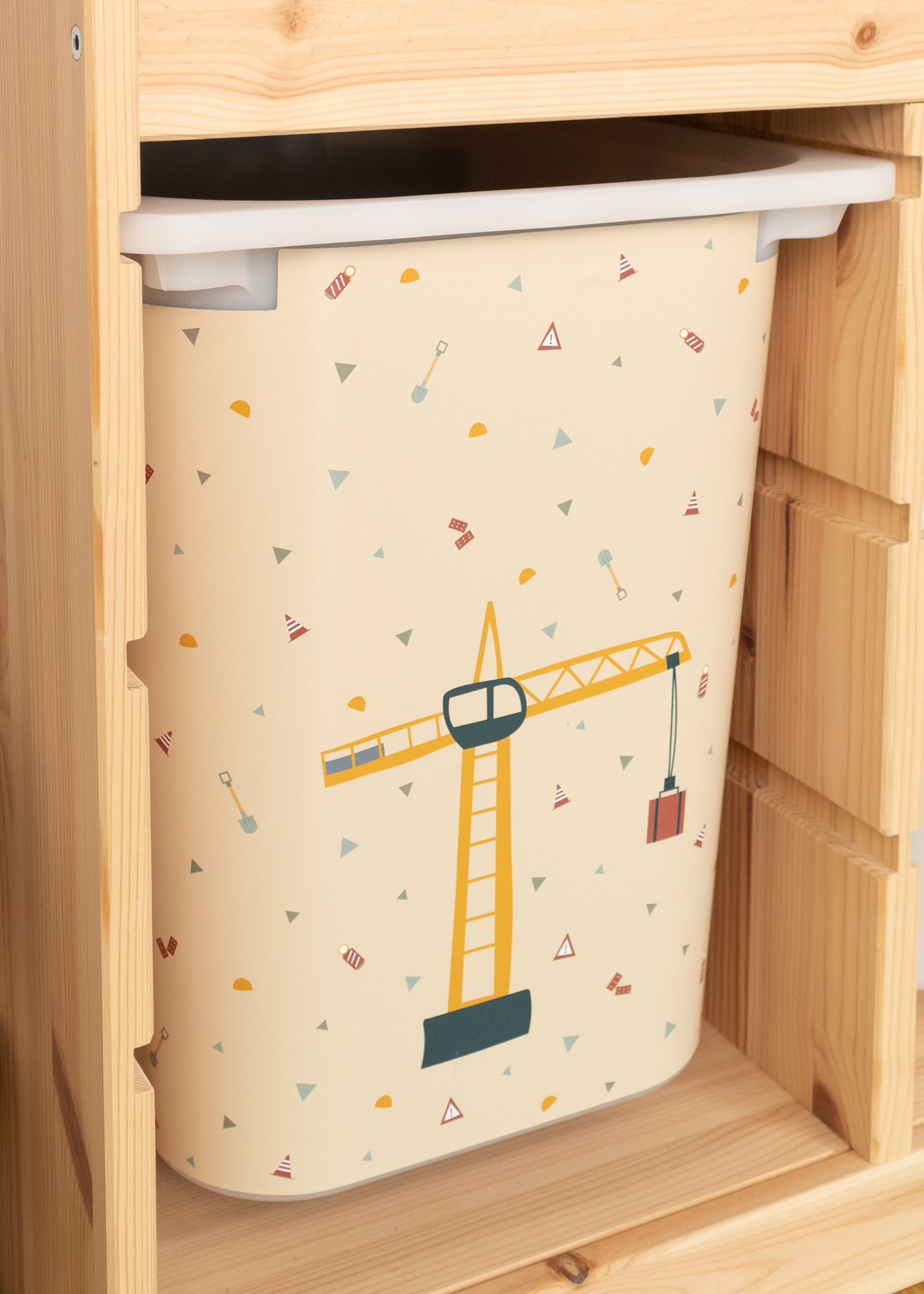 Kran-Aufbewahrungsbox für Ordnung im Kinderzimmer Kran-Aufbewahrungsbox im IKEA TROFAST Regal für kindgerechte Ordnung.