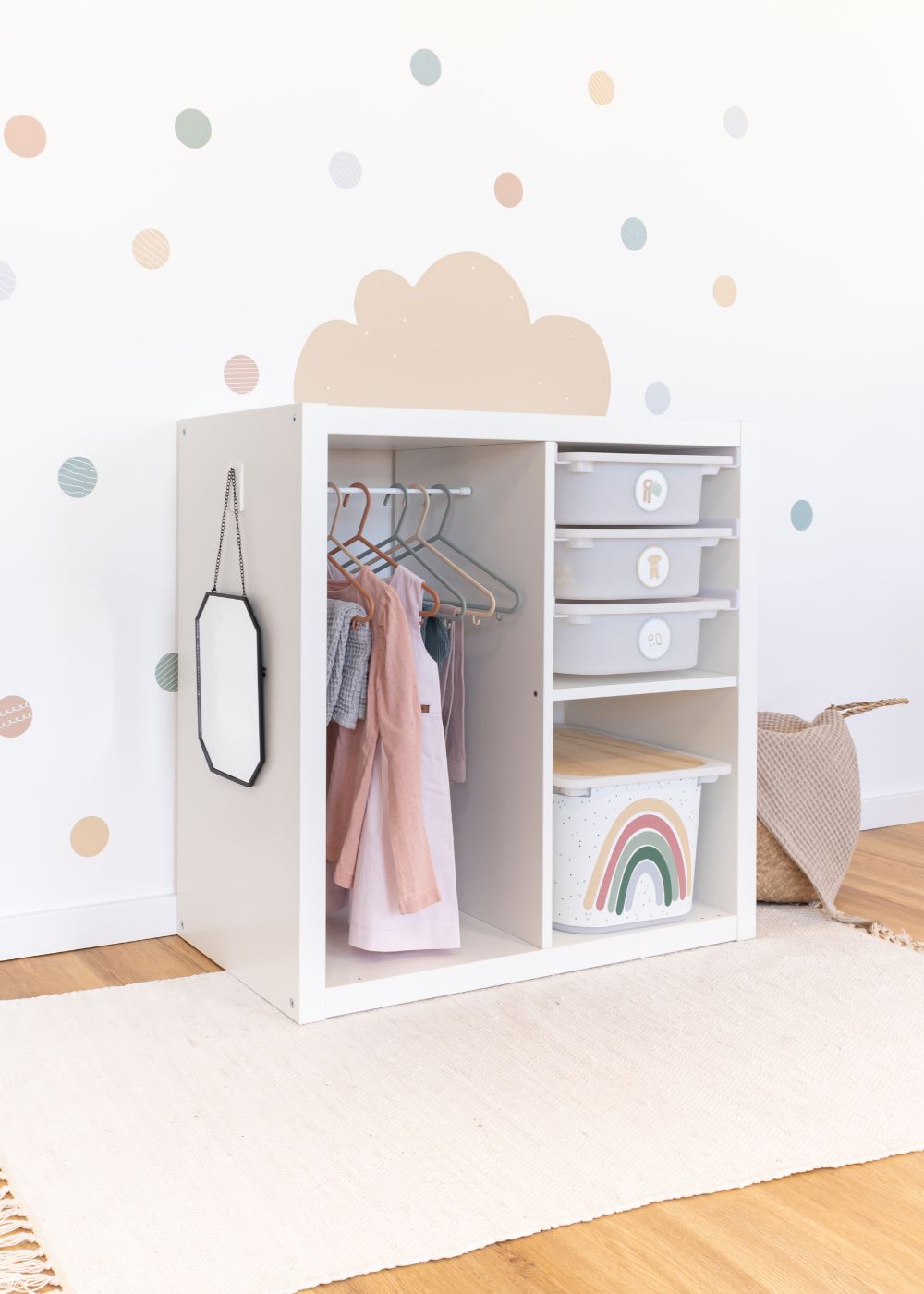 Montessori Kleiderschrank aus IKEA Kallax Regal Montessori Kleiderschrank aus IKEA Kallax Regal