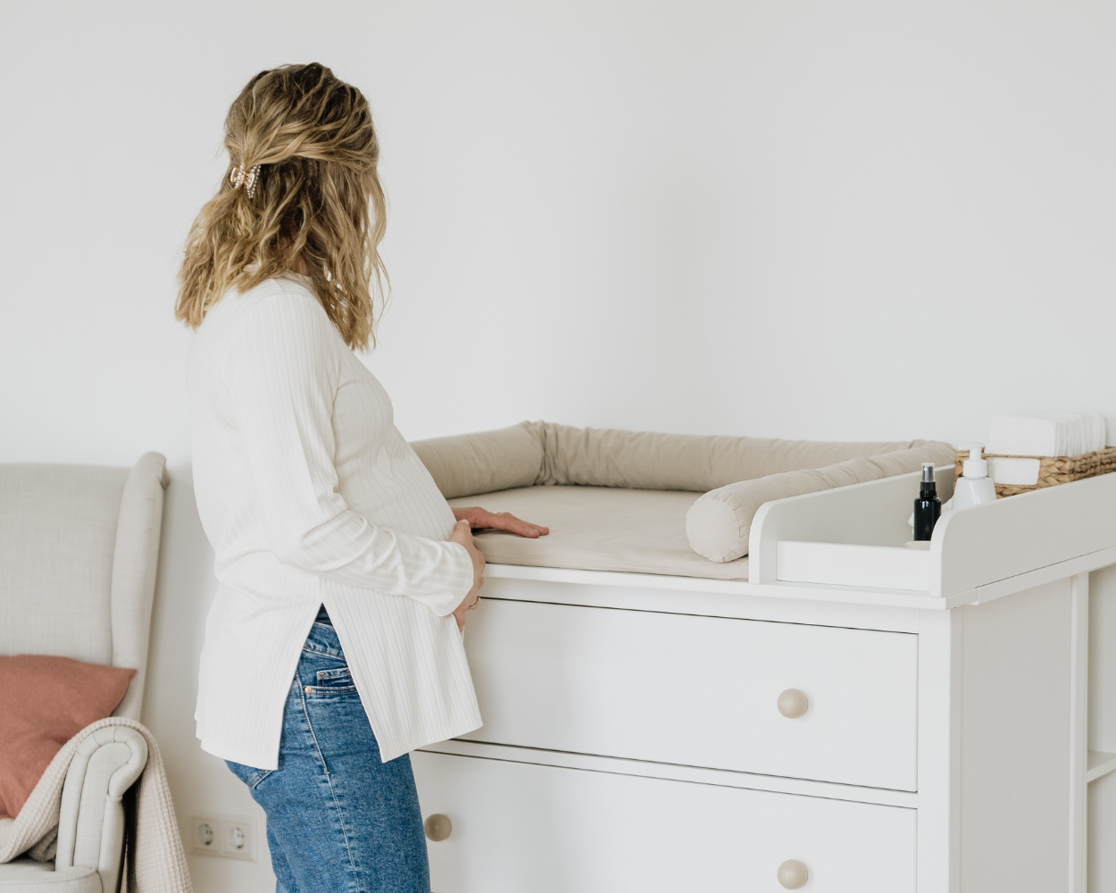 Schwangere Frau an Wickelkommode Schwangere Frau an Wickelkommode