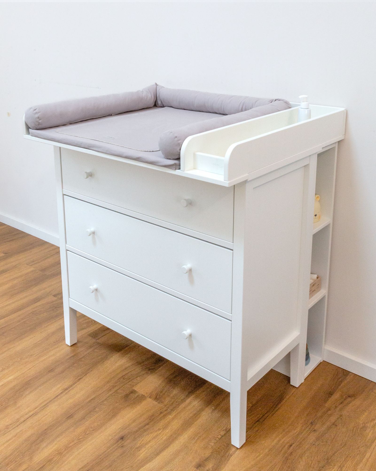 Kinderkommode, Weißes Möbelstück, Wickeltischauflage, Dreischicht-Schubladen, Griffknöpfe