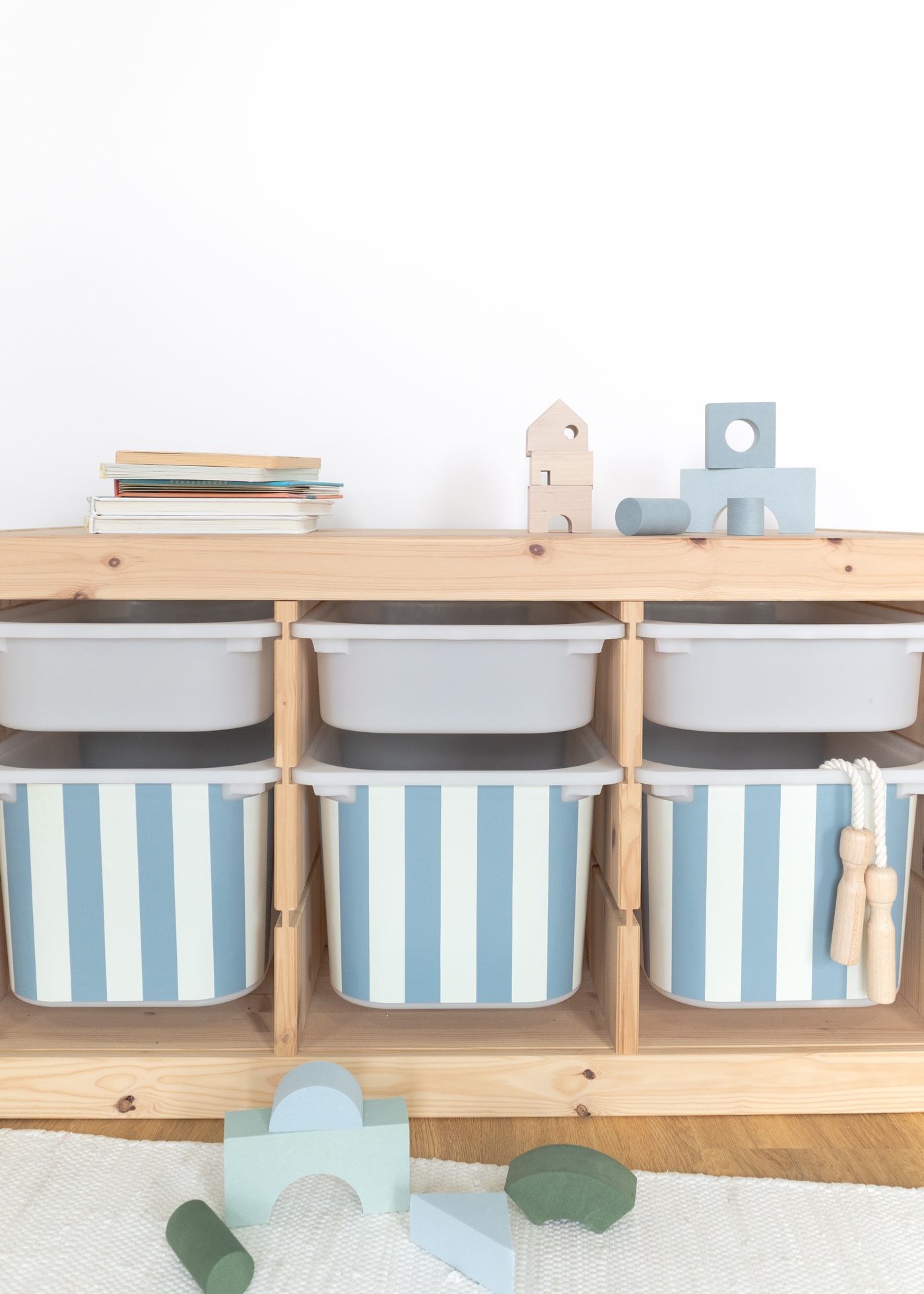 Sommerliche Klebefolie für IKEA TROFAST Regal, perfekt für den Sommer Sommerliche Klebefolie für IKEA TROFAST Regal mit buntem Streifenmuster, perfekt für den Sommer