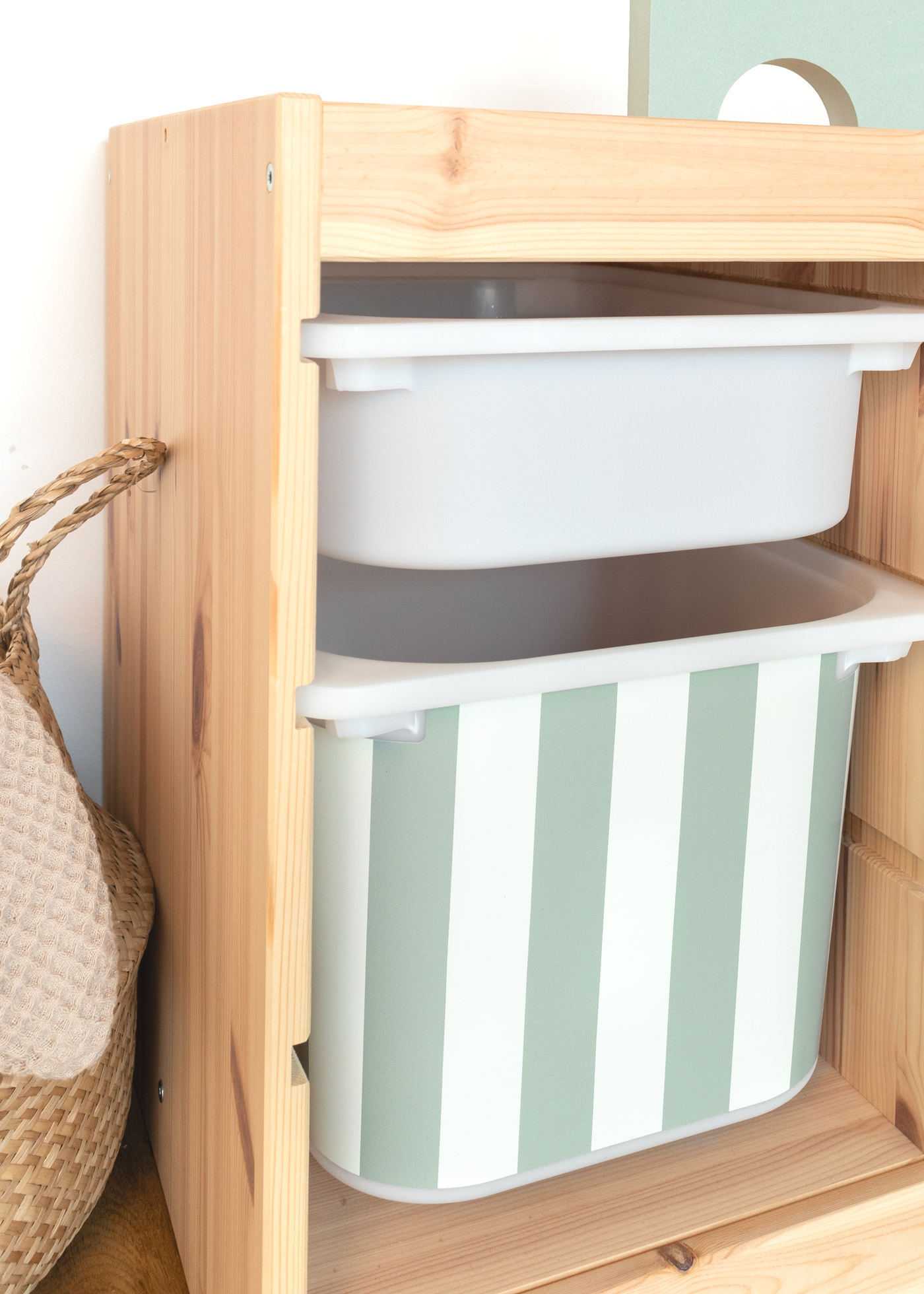 Bunte Klebefolie für IKEA TROFAST Boxen, farbenfroh Bunte Klebefolie für IKEA TROFAST Boxen mit Streifenmuster, bringt Farbe ins Kinderzimmer