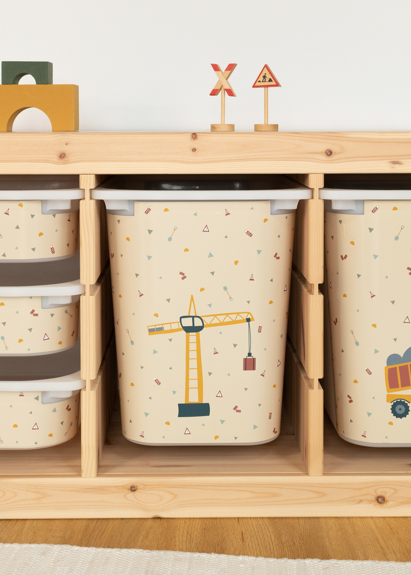 Kinderzimmerregal mit Kran-Box Kinderzimmer-Regal IKEA TROFAST mit Kran-Box.