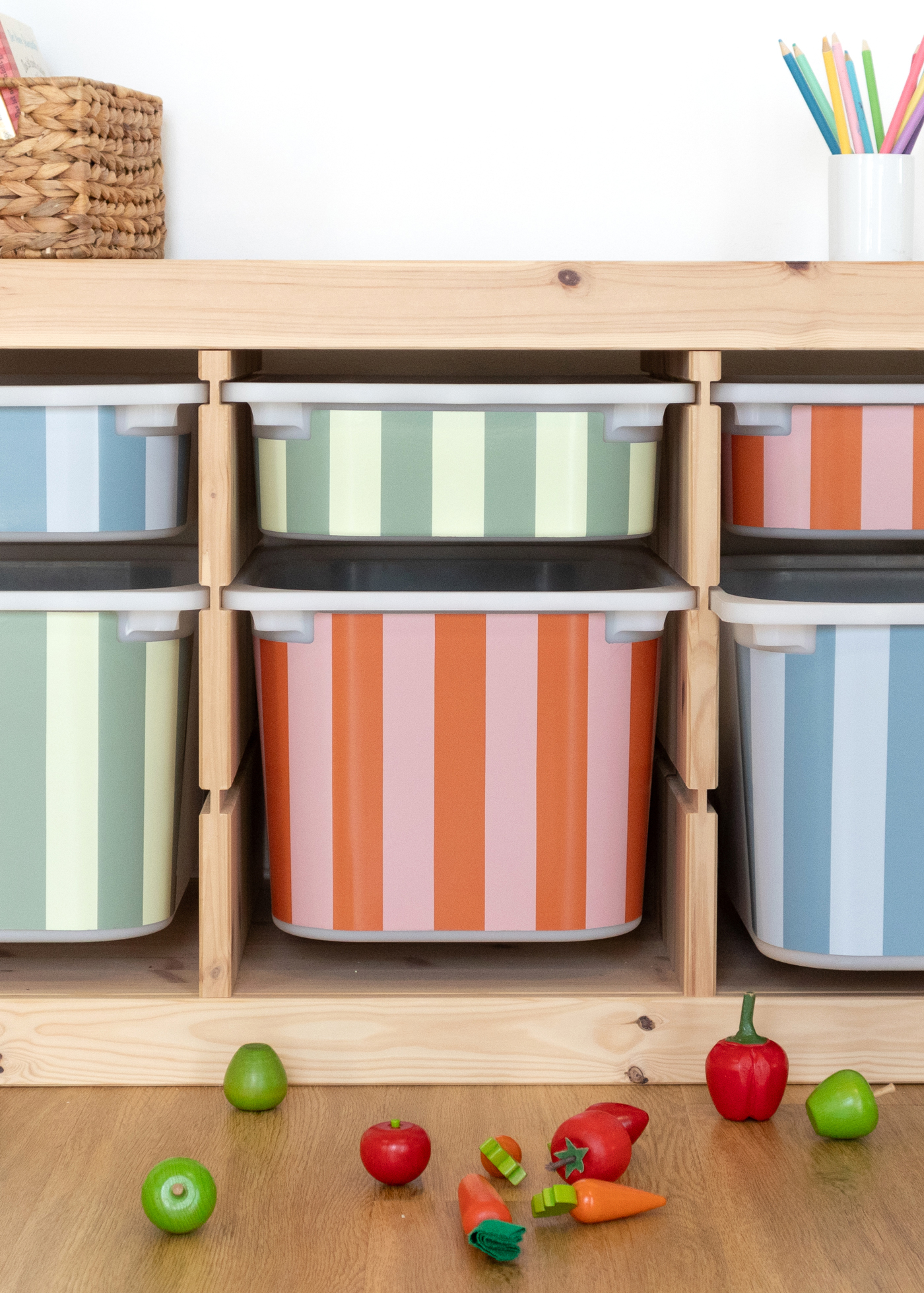 Streifenmuster im Kinderzimmer Bunte Streifenmuster-Klebefolie für IKEA TROFAST Boxen