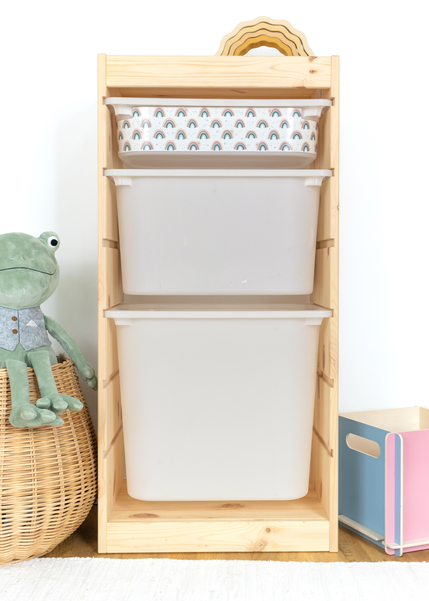 IKEA TROFAST Regal mit beige Aufbewahrungsbox, bedruckt mit Regenbögen für das Kinderzimmer. Aufbewahrungslösung mit Regenbogen-Muster im IKEA Regal