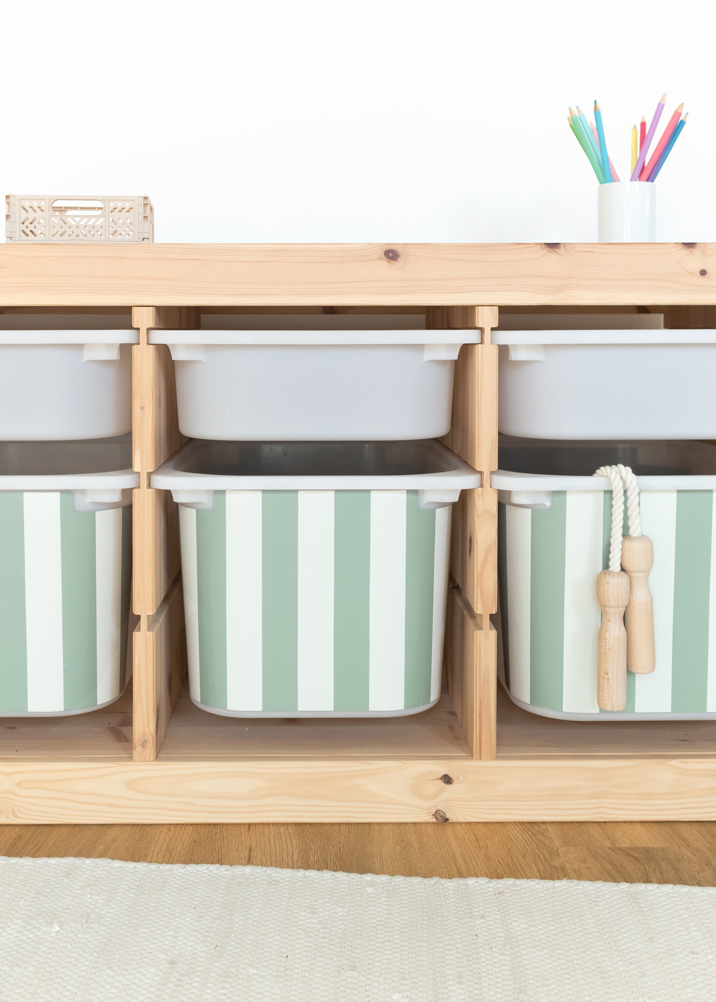 Dezente Klebefolie für IKEA TROFAST Boxen, passend für jedes Zimmer Dezente Klebefolie für IKEA TROFAST Boxen mit buntem Streifenmuster, passend für jedes Zimmer