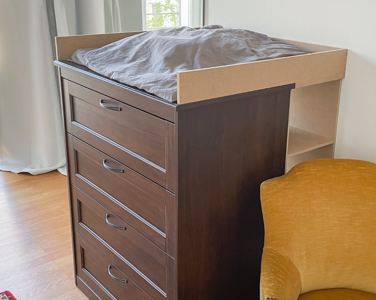 Der fertige Wickelaufsatz für die IKEA SONGESAND