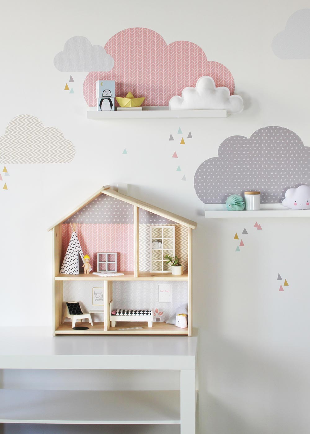 Ikea Flisat Puppenhaus Tapete Lille Stuba rosa hellgrau mit Wolken