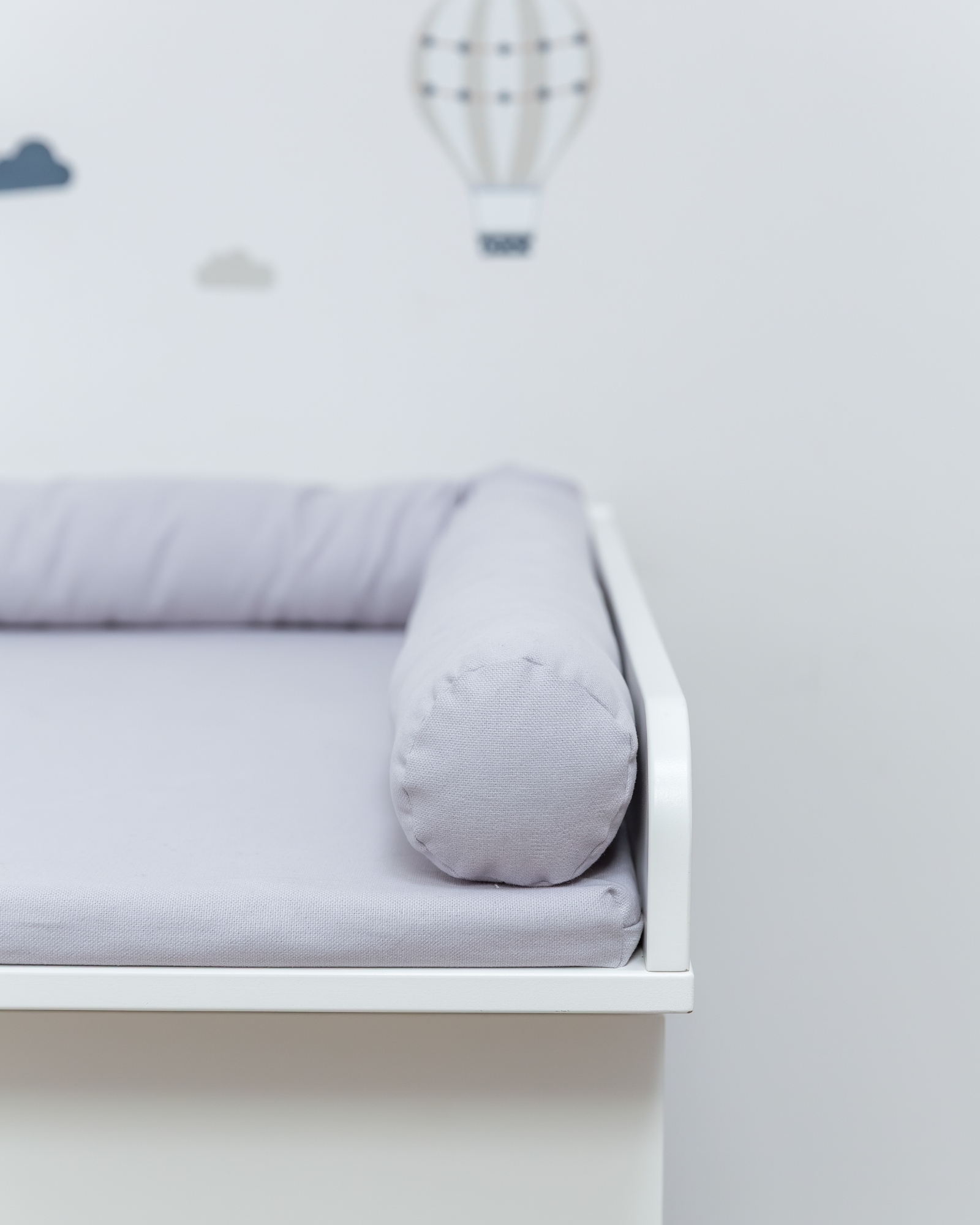 baby bed, Kissen, gepolsterte Seite, weißer Rahmen, grau Stoff