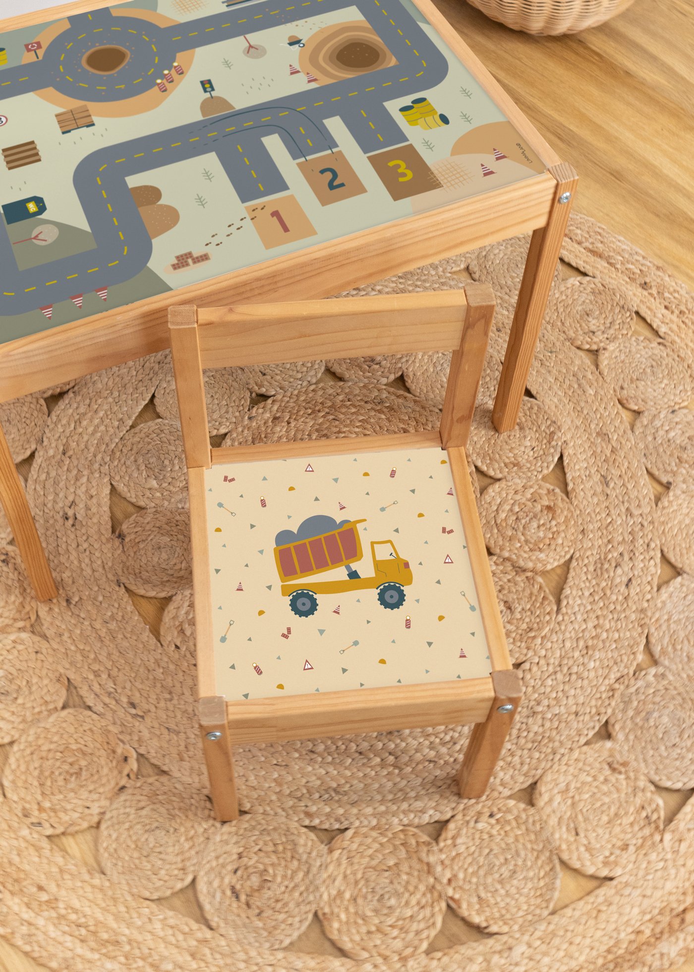 Kipplader Klebefolie für IKEA Lätt Stuhl Ein IKEA LÄTT Kinderhocker mit Zubehör und Klebefolien von Limmaland mit Kipplader Motiv