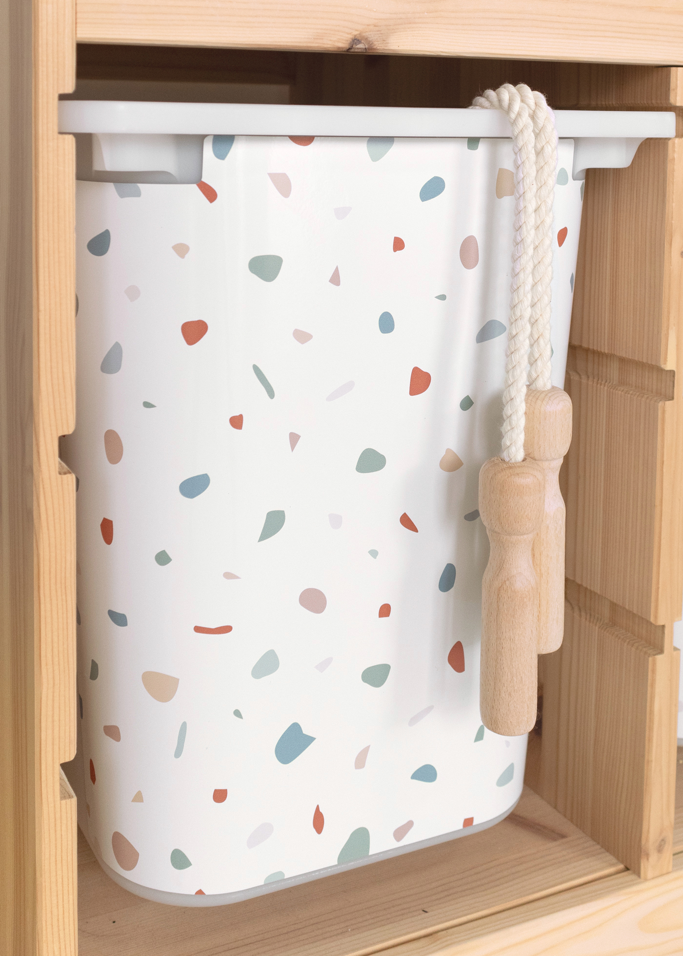 IKEA TROFAST Regal mit buntem Terrazzo Muster IKEA TROFAST Regal mit buntem Terrazzo Muster