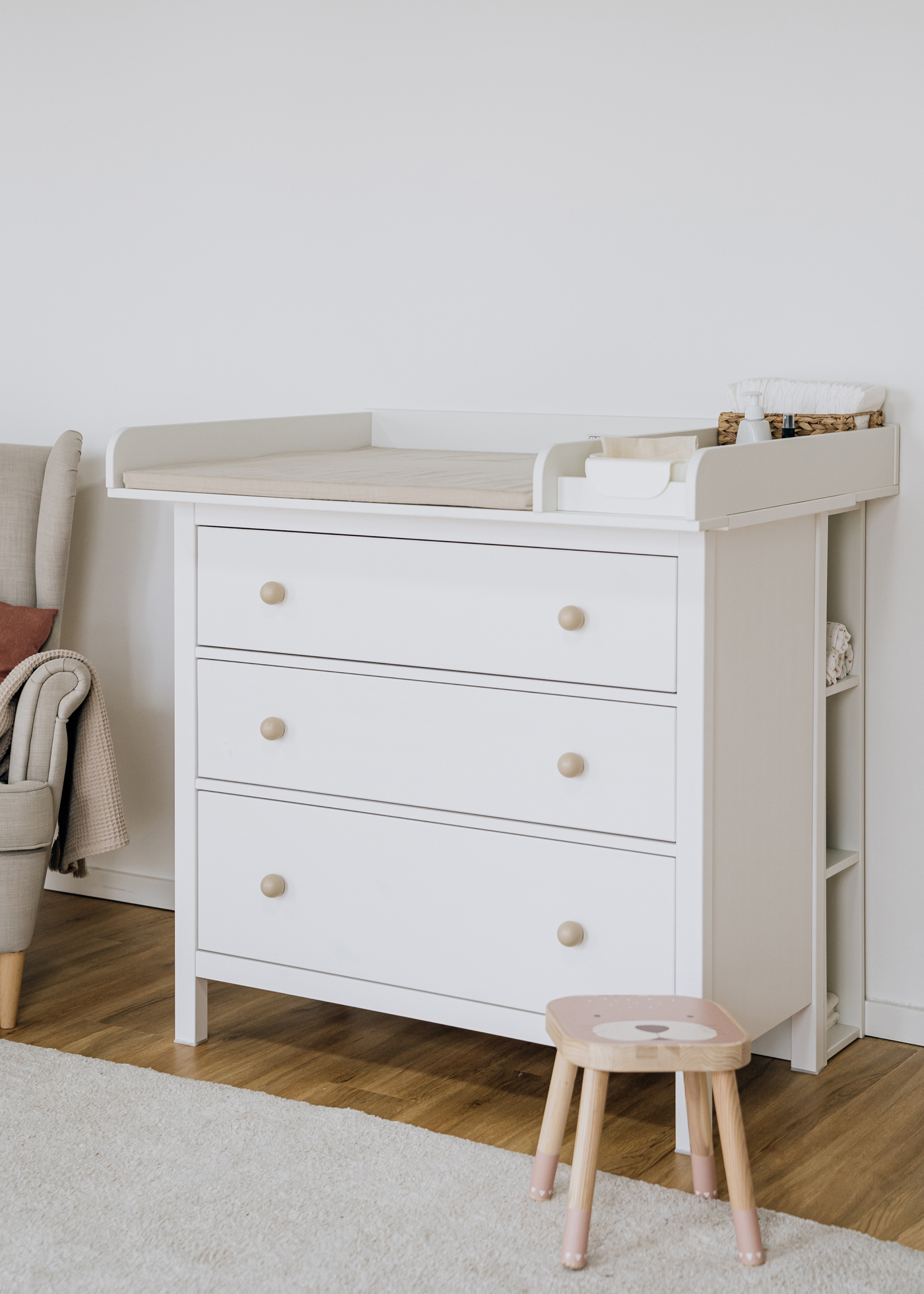 Wickelaufsatz mit Wickelauflage für die Ikea Hemnes Eine weiße IKEA HEMNES Kommode mit einem Wickelaufsatz und Wickelauflage von Limmaland