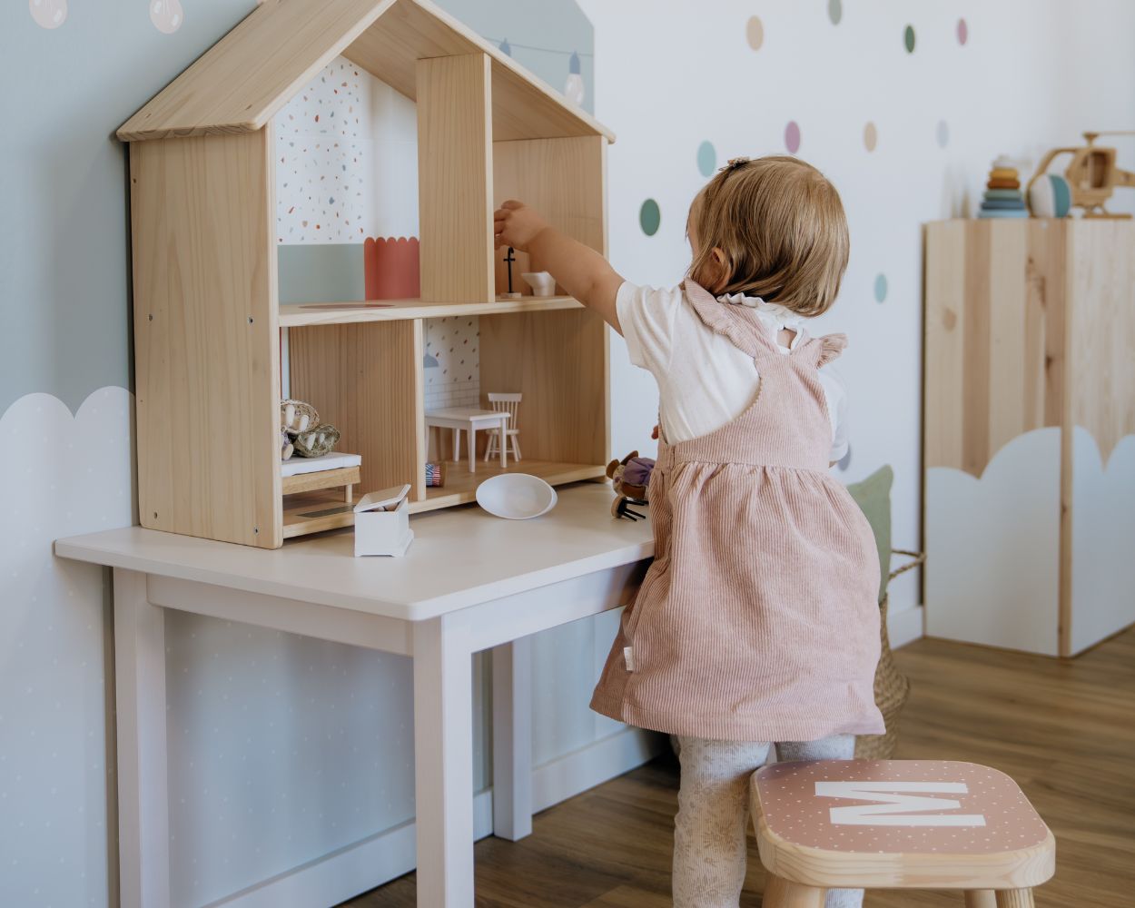Spielen mit dem IKEA Puppenhaus Spielen mit dem IKEA Puppenhaus