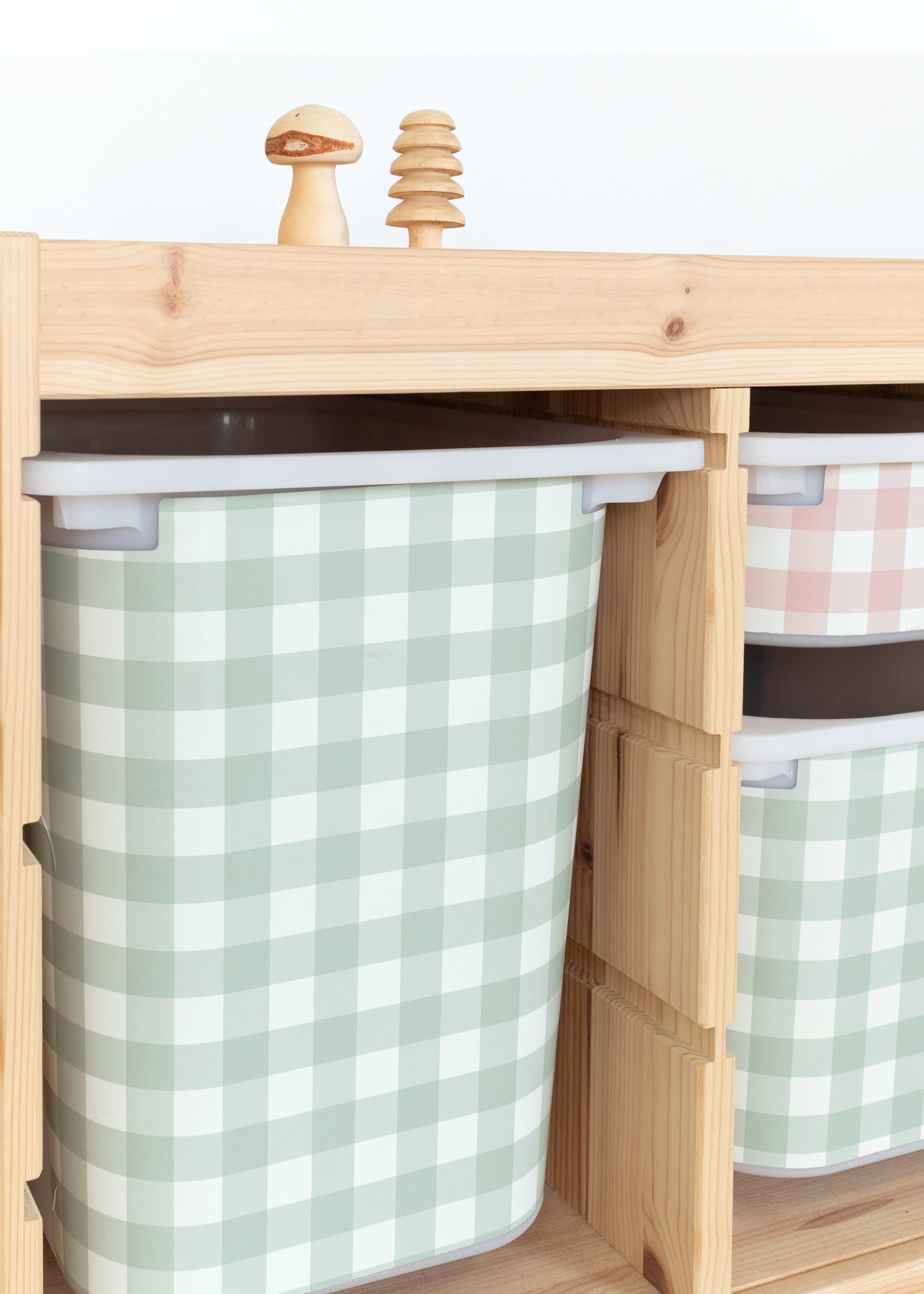 Wieder ablösbare Klebefolie für IKEA TROFAST Boxen mit Karomuster Wieder ablösbare Klebefolie für IKEA TROFAST Boxen mit Karomuster anbringen