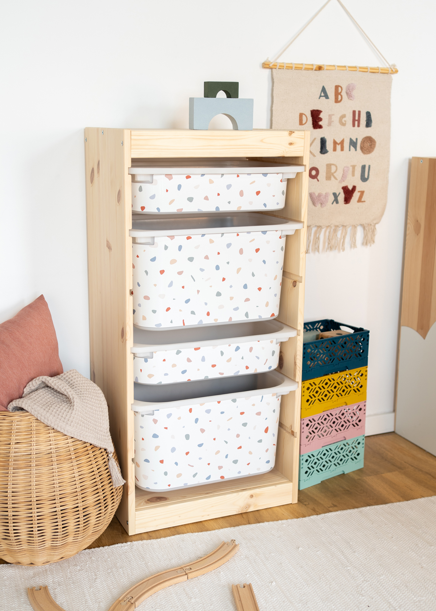 IKEA TROFAST Regal mit Aufbewahrungsbox im Terrazzo-Stil Aufbewahrungsbox im TROFAST Regal, dekoriert mit einer farbenfrohen Terrazzo-Klebefolie.