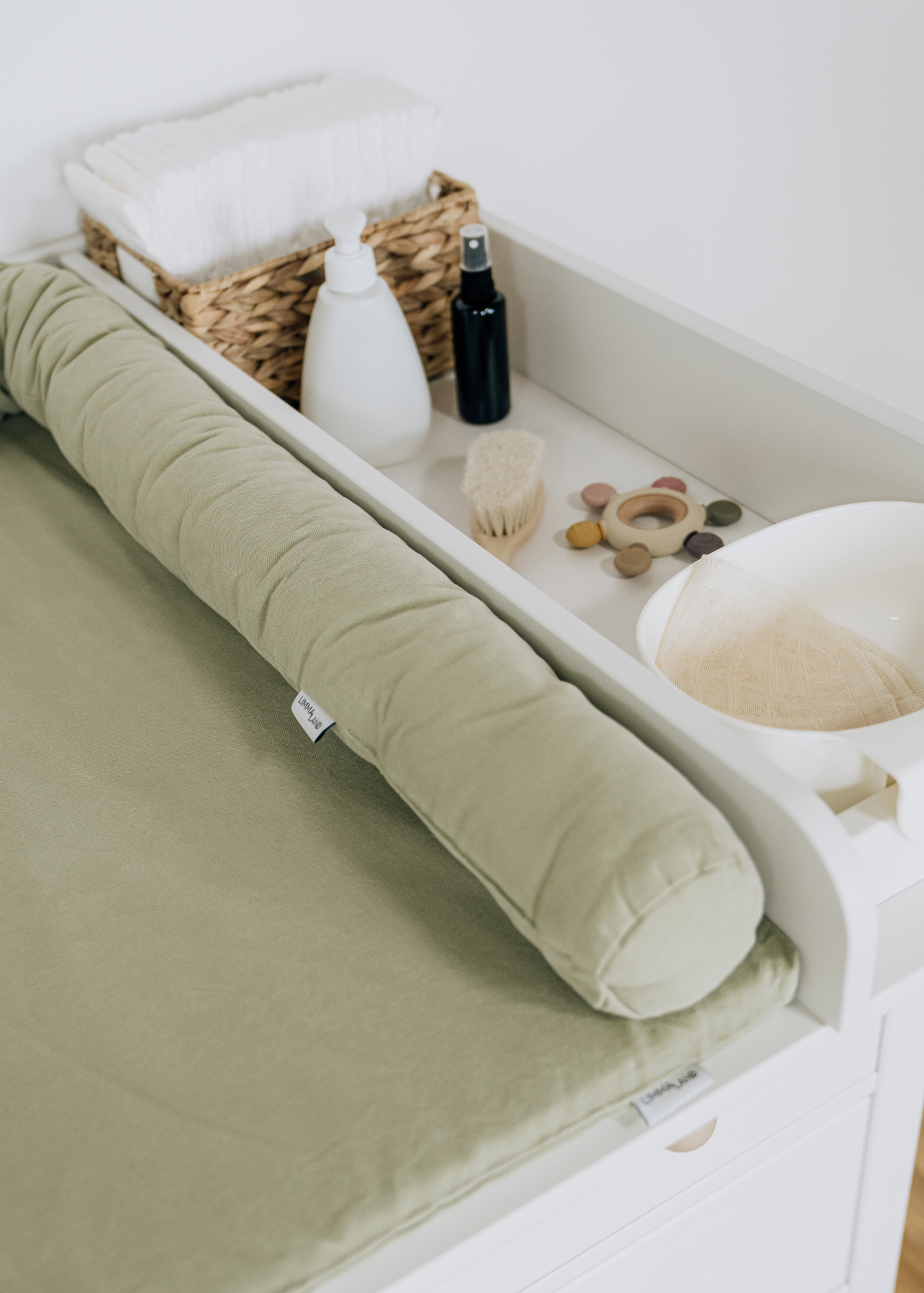 Wickelauflage in Eukalyptus mit Schlange Eine Wickelauflage in der Farbe Eukalyptusgrün, passend für die IKEA HEMNES Kommode. Sie überzeugt durch atmungsaktiven Baumwollstoff und ist leicht waschbar.