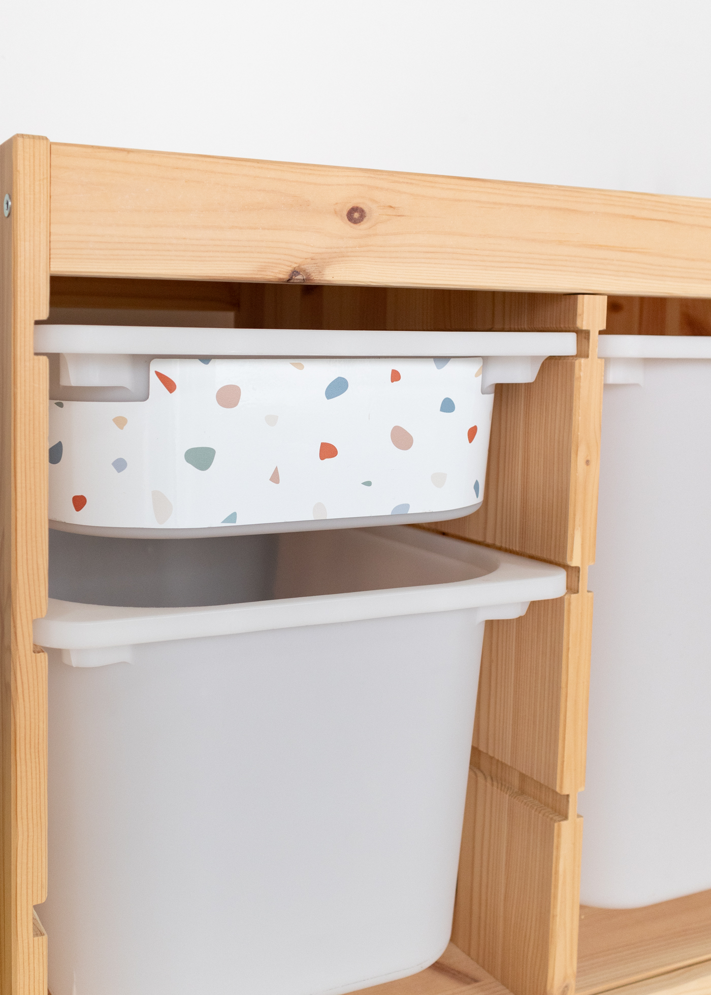 Selbstklebende bunte Klebefolie für IKEA TROFAST Regal mit Terrazzo Muster