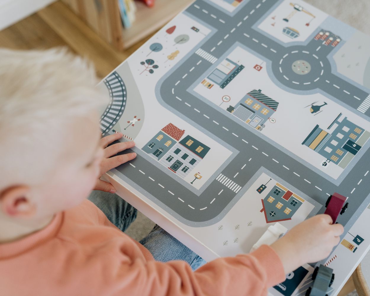 IKEA LACK Spieltisch spielender Junge