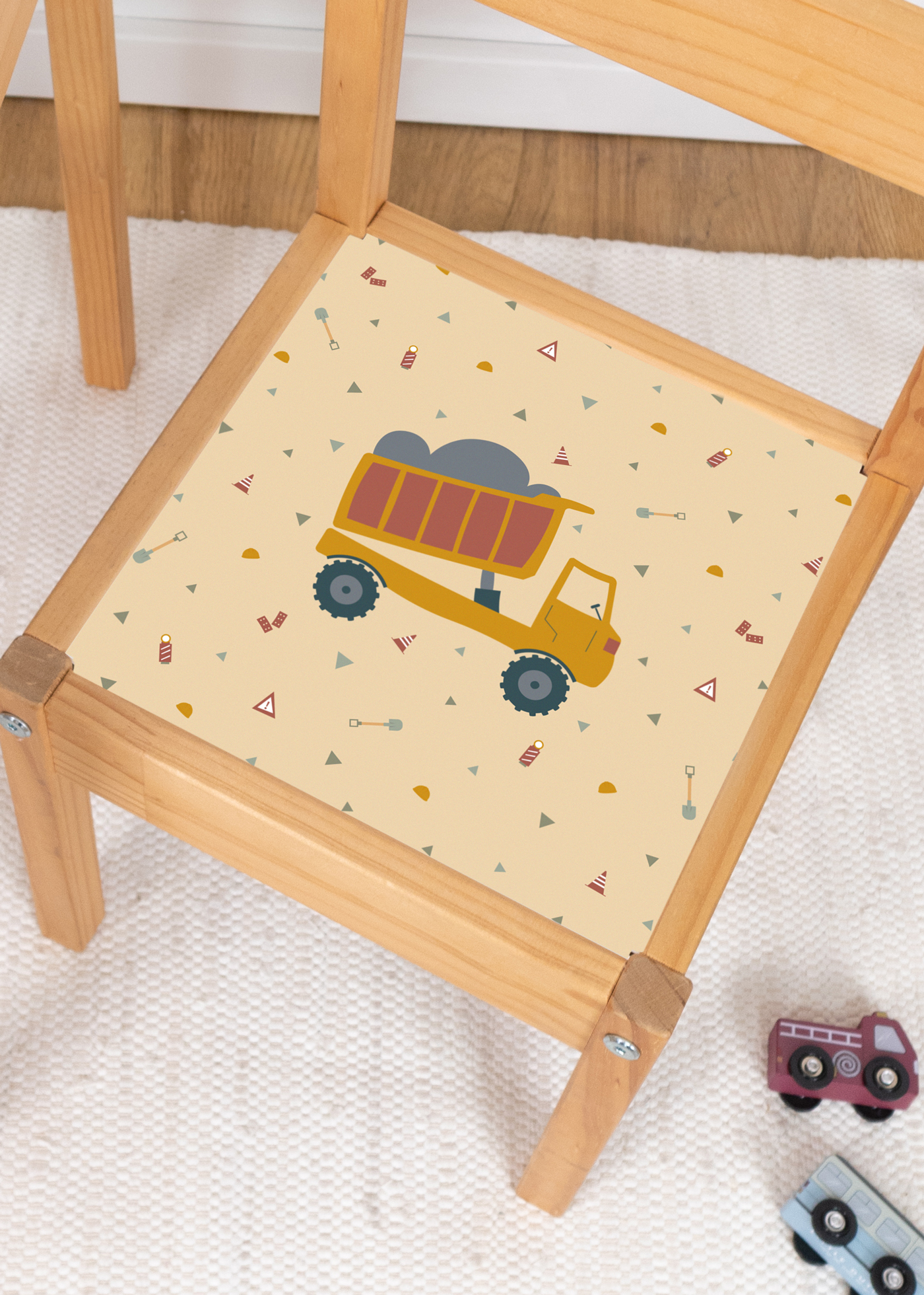 Kipplader Klebefolie für IKEA Lätt Stuhl Ein IKEA LÄTT Kinderhocker mit Zubehör und Klebefolien von Limmaland mit Kipplader Motiv Nahaufnahme