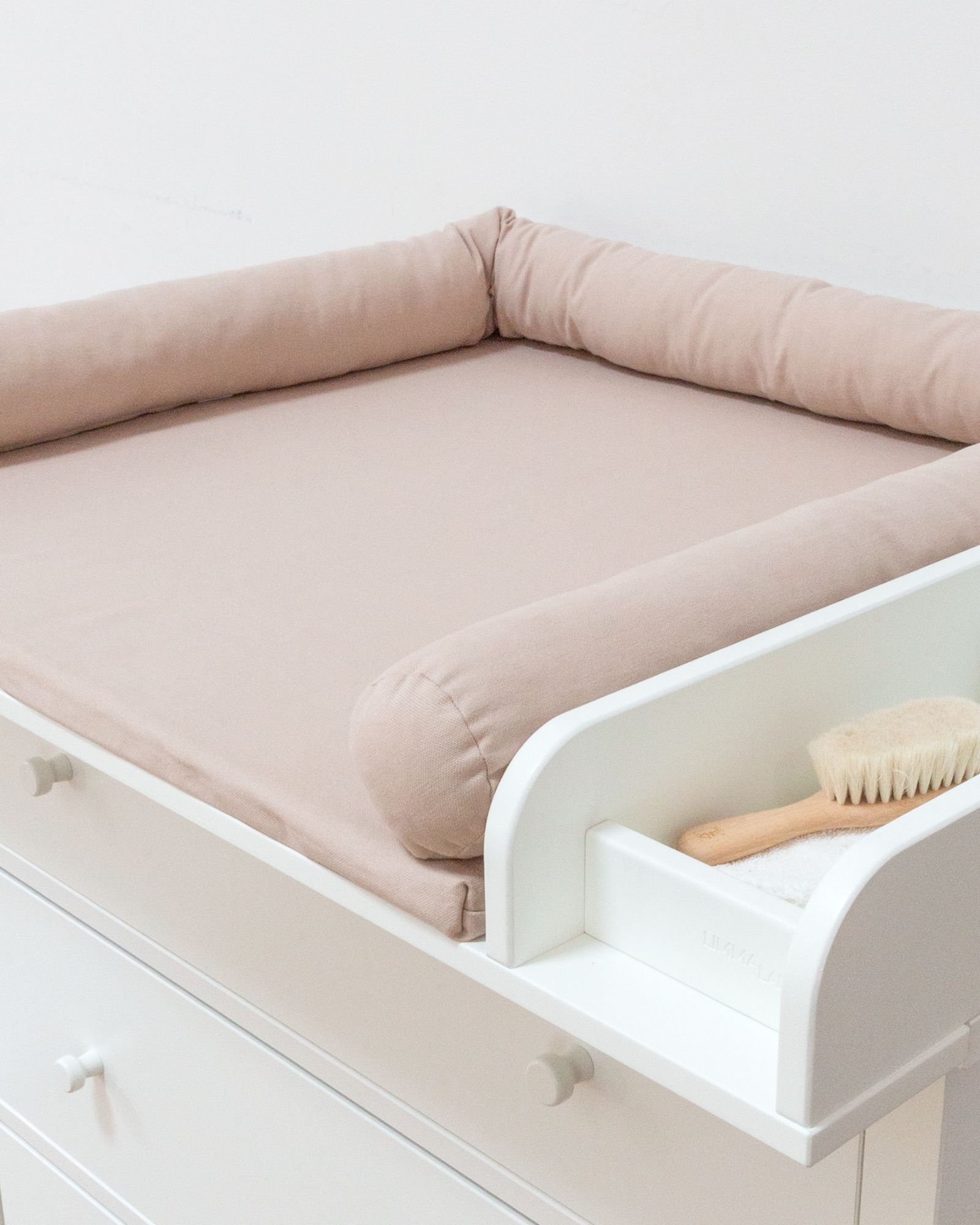 Baby Wickelauflage, Kommode, rosa Polster, gepolsterte Seiten, Bürstenzubehör
