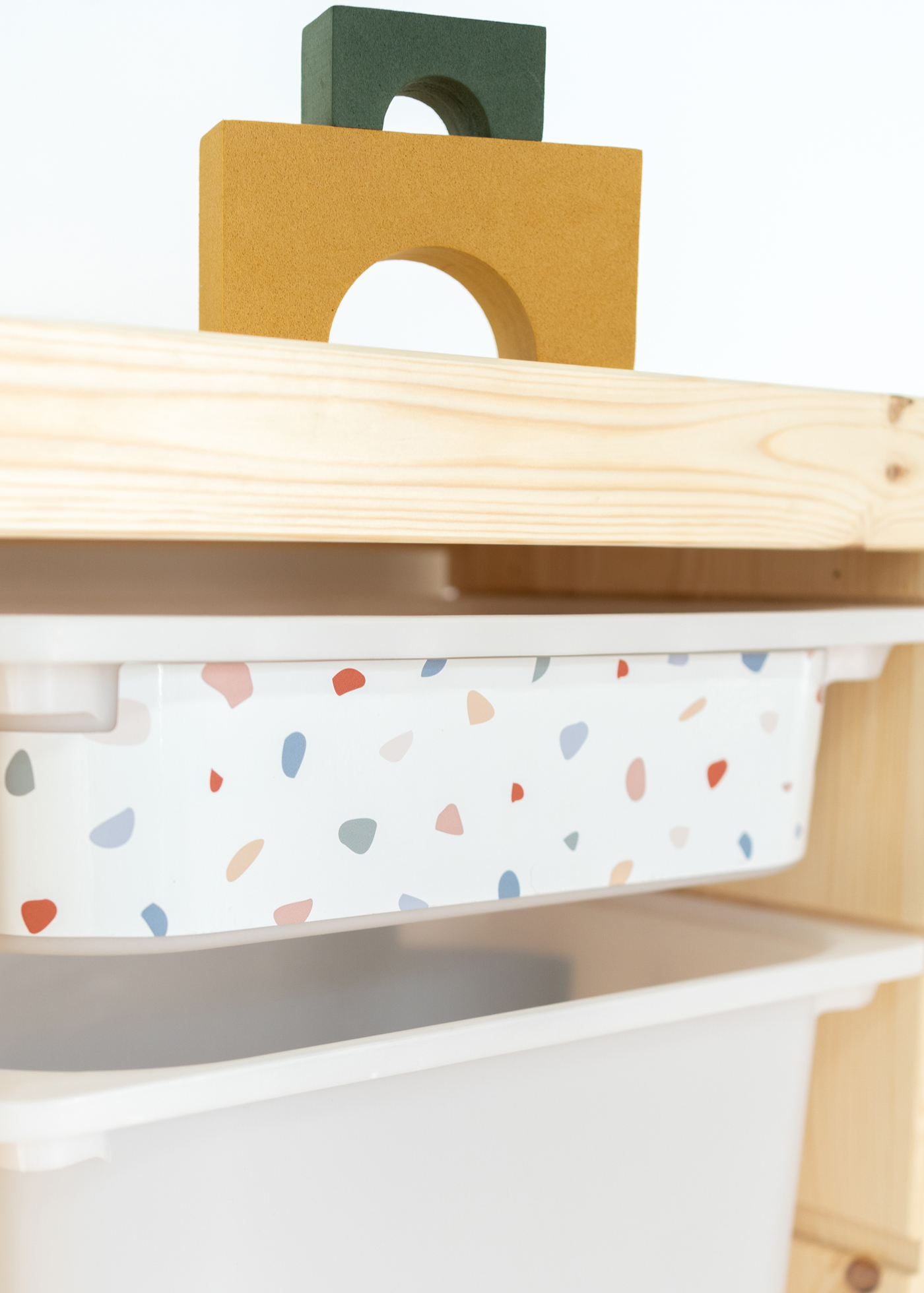 stickerset Aufbewahrungslösung mit bunter Terrazzo-Klebefolie im IKEA Regalikea trofast box klein laengsseite terrazzo 1 IKEA TROFAST Regal mit Aufbewahrungsbox, verziert mit einer Terrazzo-Klebefolie in bunten Farben.