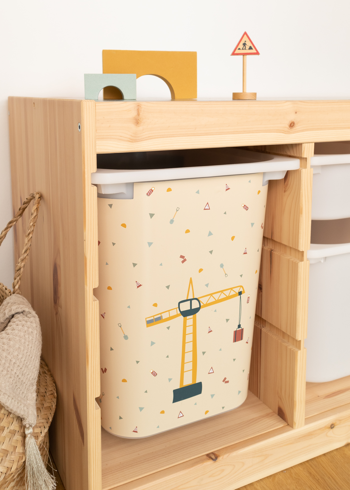 Kran-Themen Aufbewahrungsbox im Regal Kran-Themen Aufbewahrungsbox im IKEA TROFAST Regal für Kinderzimmer.