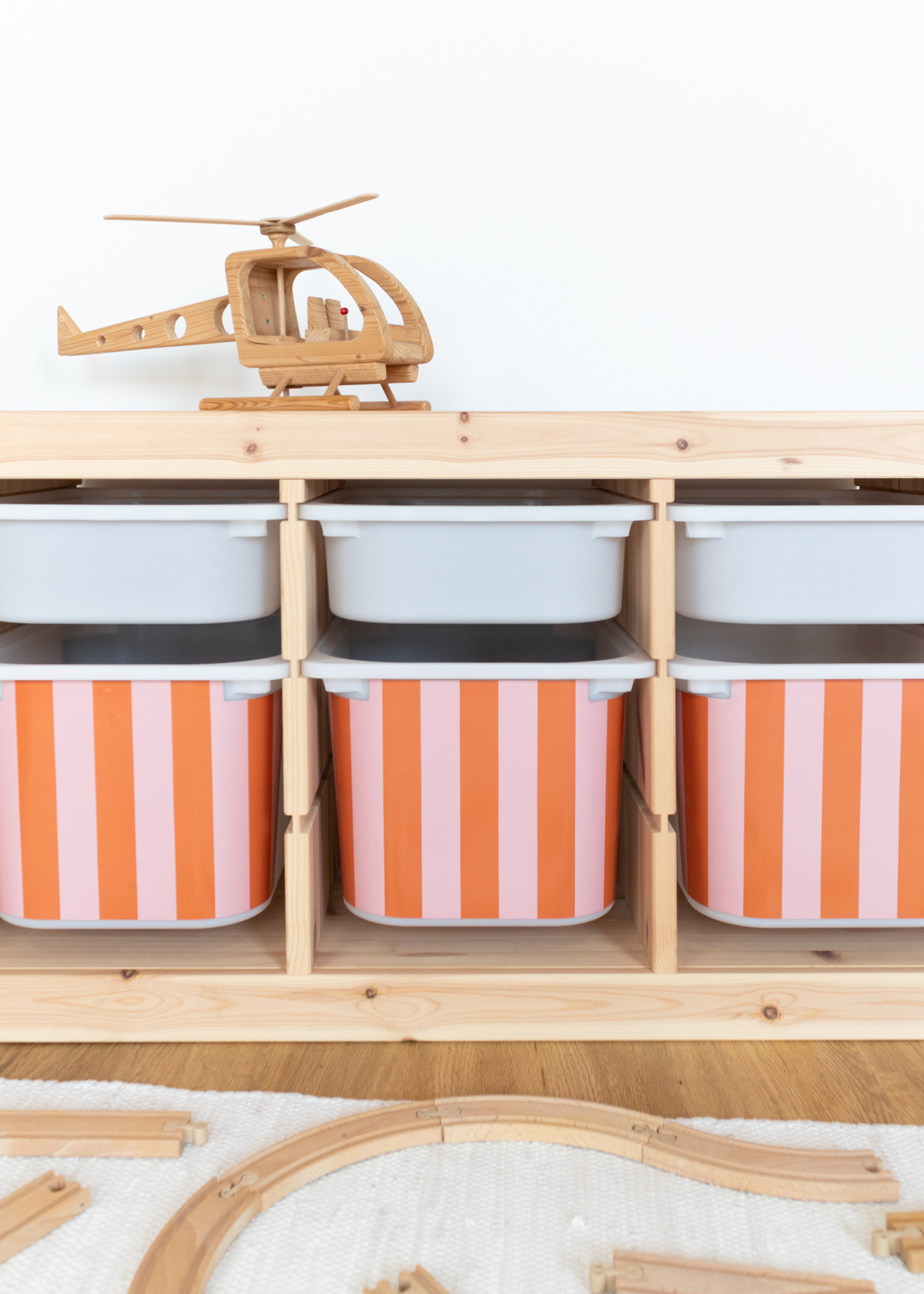 Rot gestreifte Klebefolien für die IKEA TROFAST Boxen Rote Streifenmuster-Klebefolie für IKEA TROFAST Regal