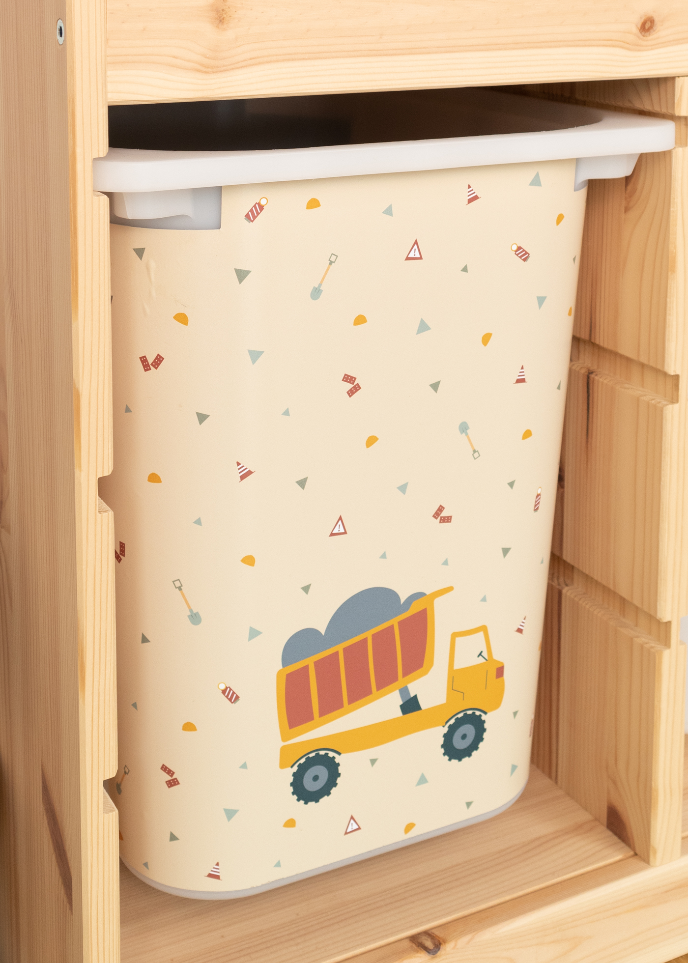 Kinderzimmer Regal IKEA TROFAST mit Kipplader-Box. Kipplader-Box im TROFAST Regalsystem