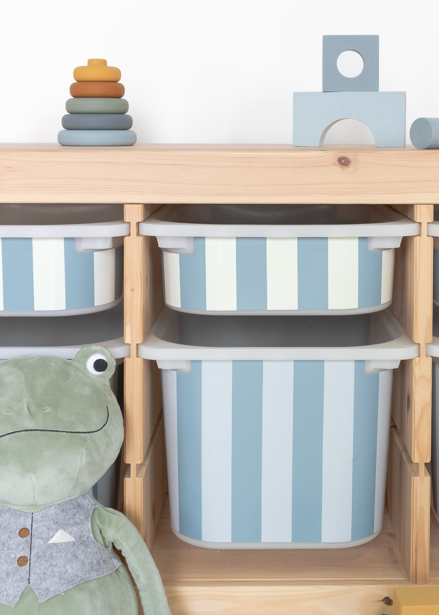 Subtile Klebefolie für IKEA TROFAST Regal mit Streifenmuster Subtile Klebefolie für IKEA TROFAST Regal im bunten Streifenmuster, stilvoll und modern