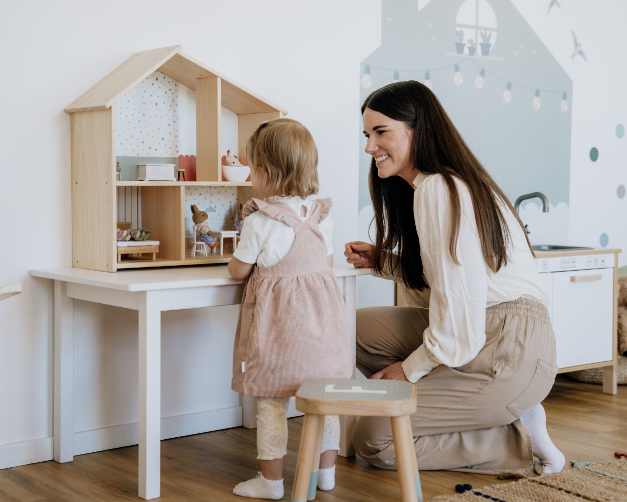 Spielen mit dem IKEA Puppenhaus mit Mama