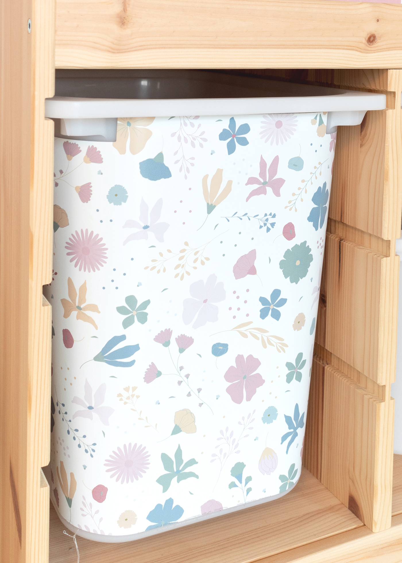 IKEA TROFAST Box mit Blumenmuster als Klebefolie Ein IKEA TROFAST Regal steht in einem Zimmer, beschmĂĽckt mit einer bunten Klebefolie mit Blumenmotiv
