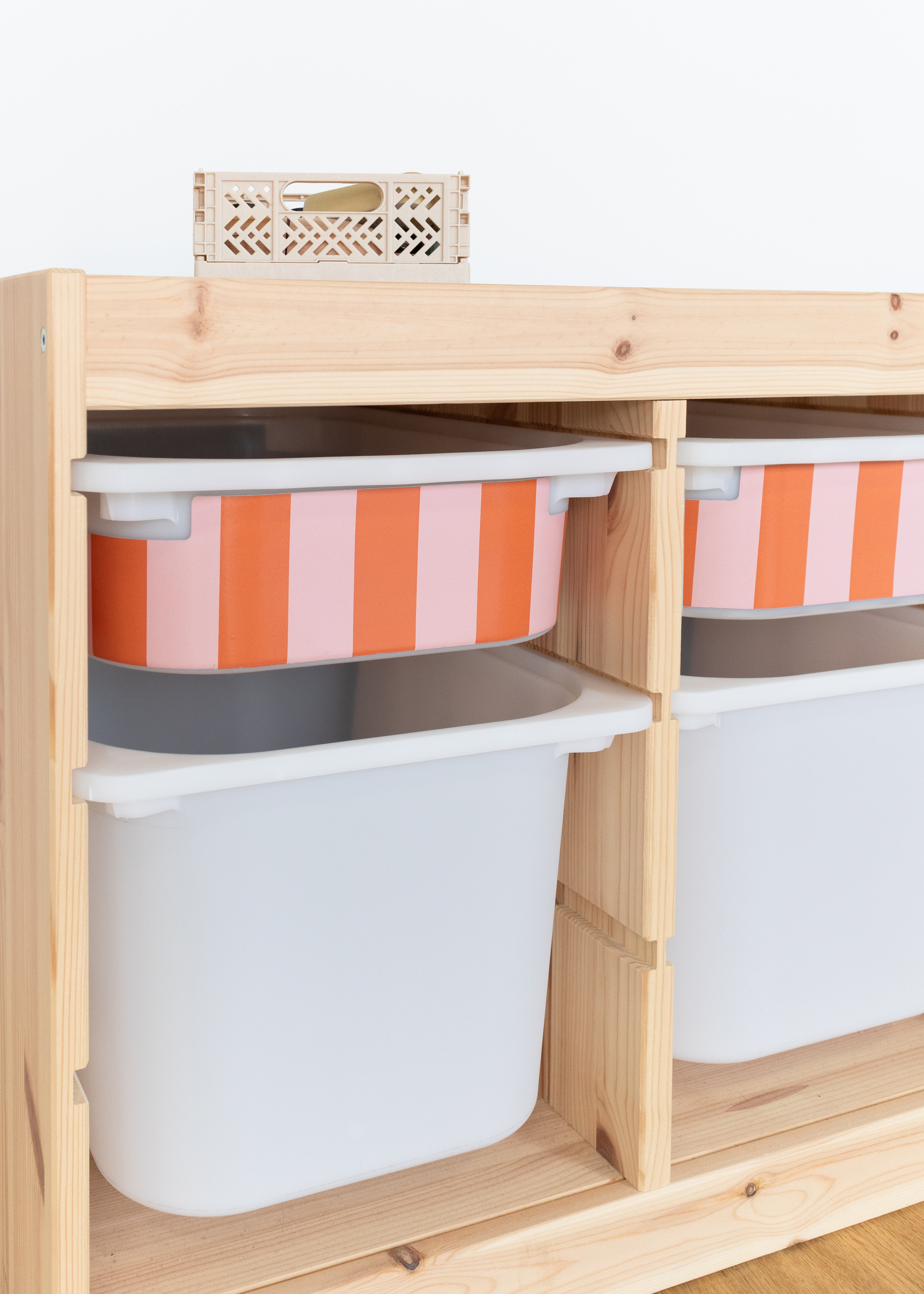 Das TROFAST Regal mit bunten Streifenmuster Rote Streifen-Klebefolie für IKEA TROFAST Regal