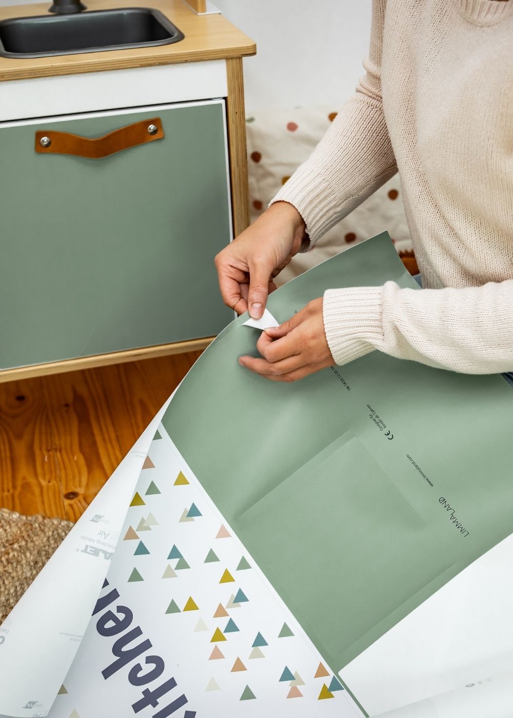 Kinderküche mit Folie bekleben Kinderküche mit Folie bekleben